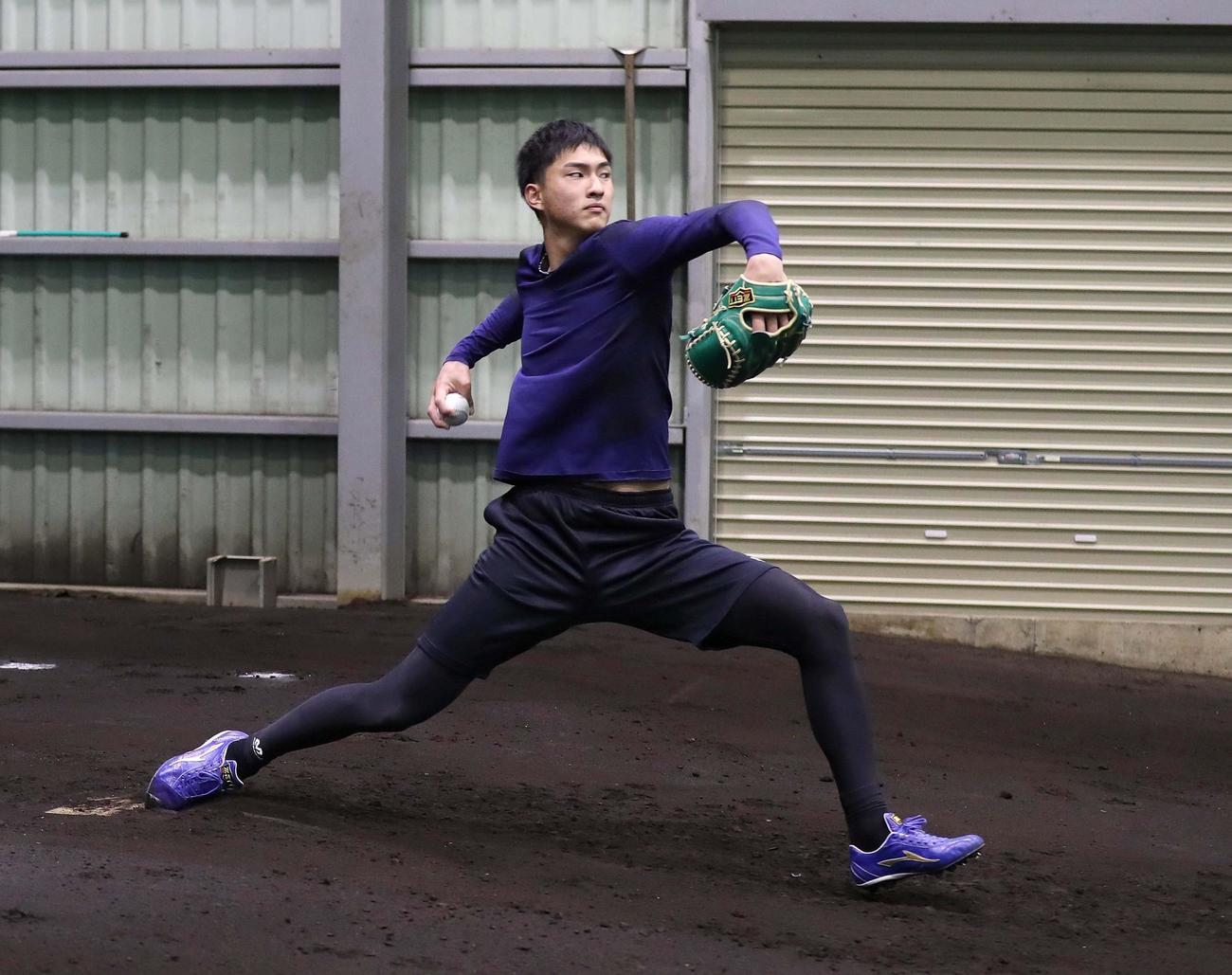 ブルペンで投球する日本ハム達（球団提供）
