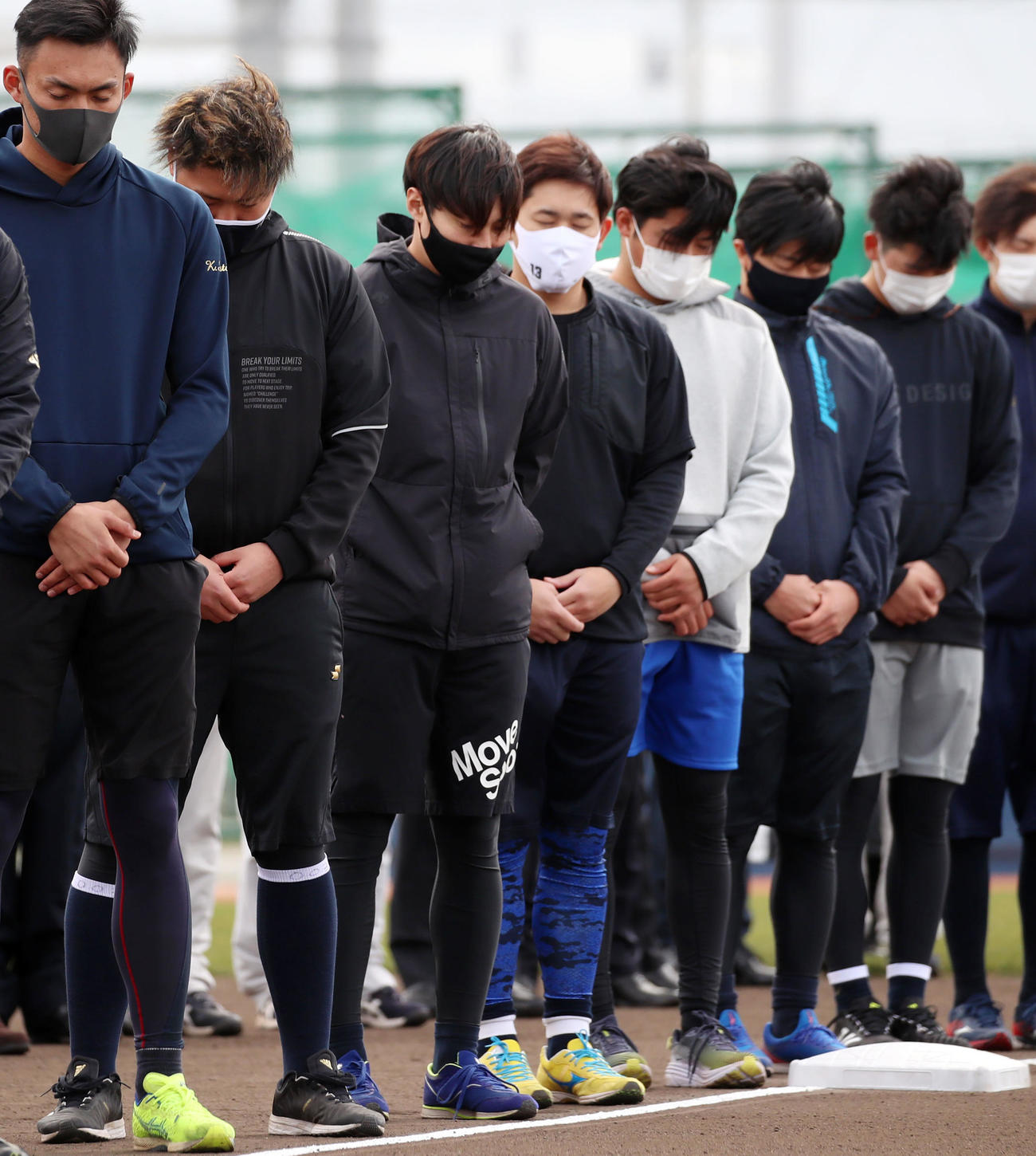 阪神淡路大震災の犠牲者へ黙とうを捧げる宮城（中央右）、村西（左）らオリックスナインたち（撮影・加藤哉）