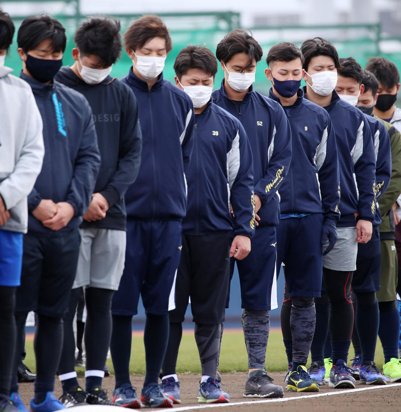 阪神淡路大震災の犠牲者へ黙とうを捧げるオリックス新人の池田（中央）らナインたち（撮影・加藤哉）