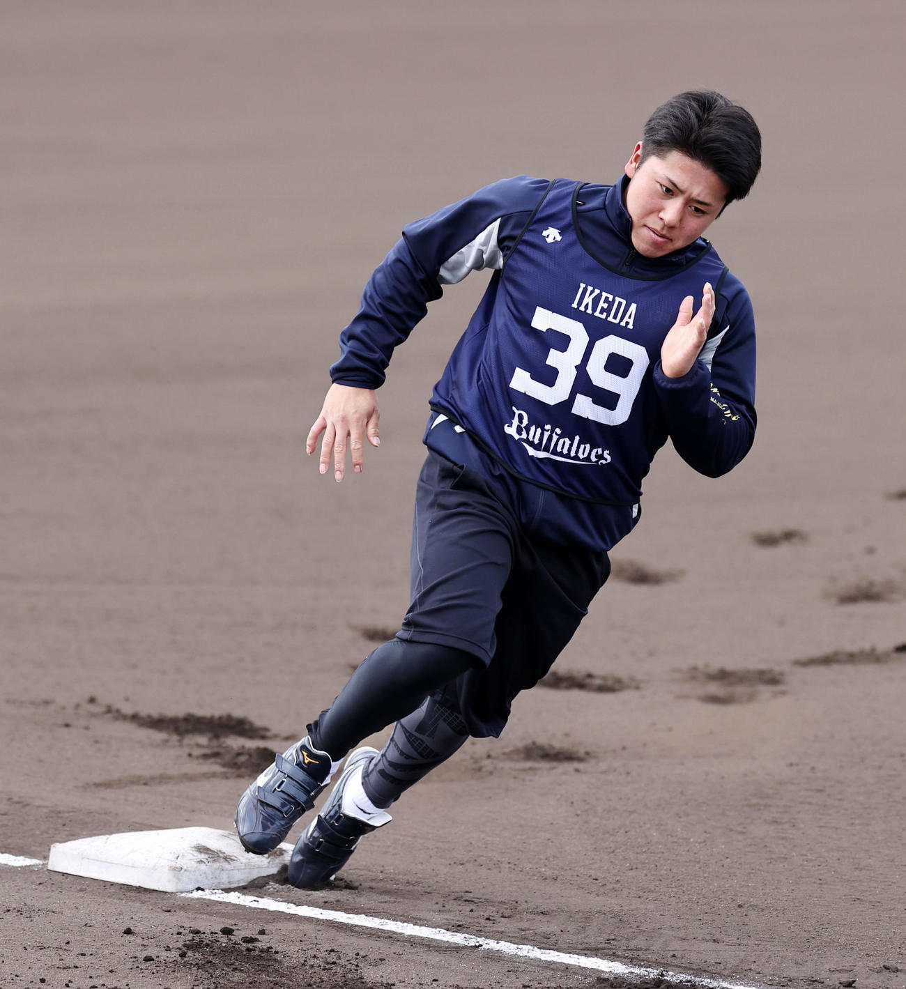 ベースランニングする池田（撮影・加藤哉）