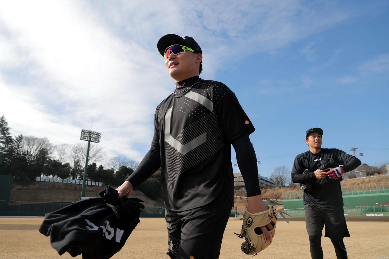喜多（右）とともに自主トレを公開した巨人丸