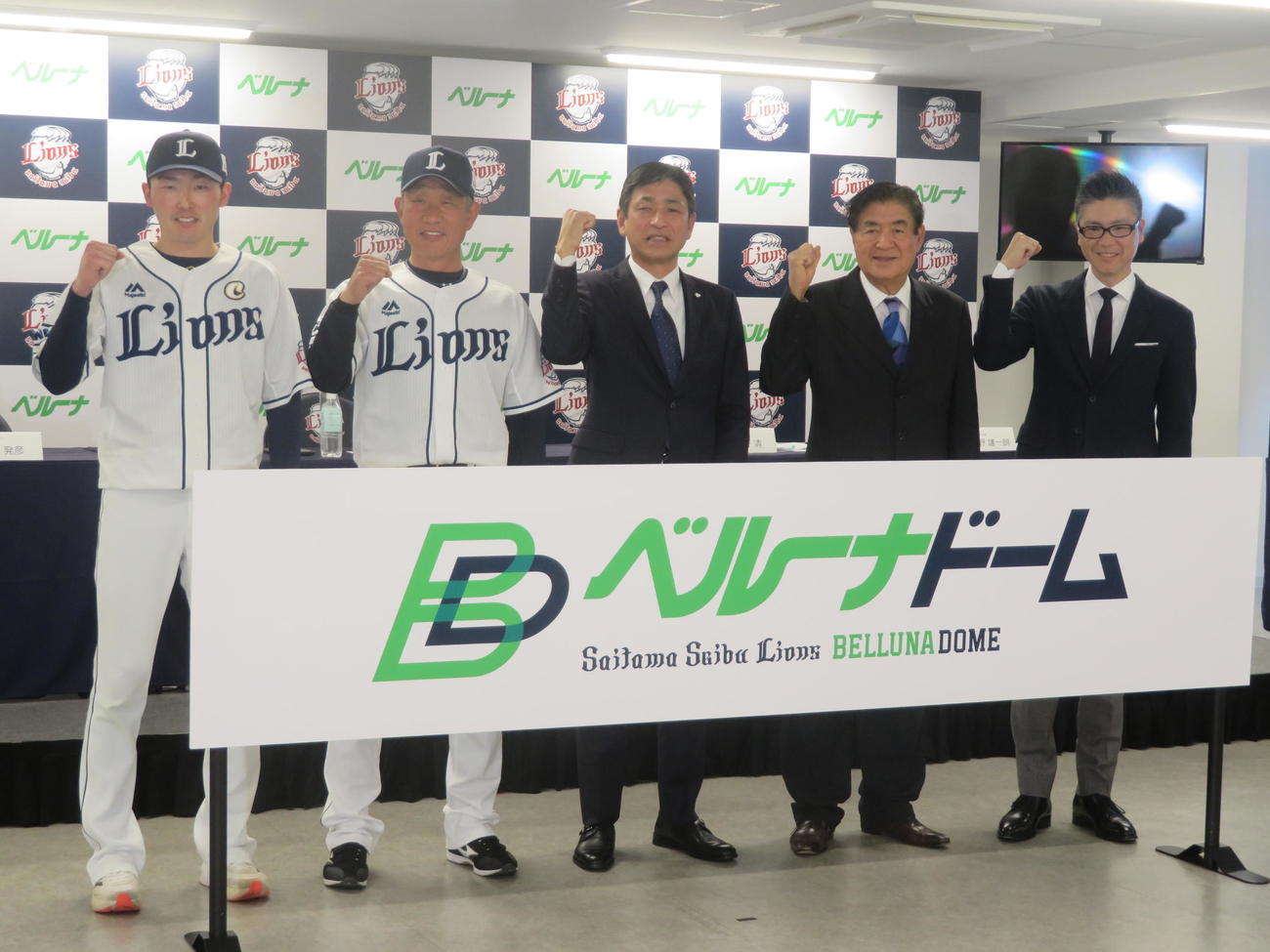 ベルーナドームの名称発表会見に出席した、左から西武源田、辻監督、奥村社長、ベルーナ安野清社長、安野雄一朗専務（撮影・上田悠太）