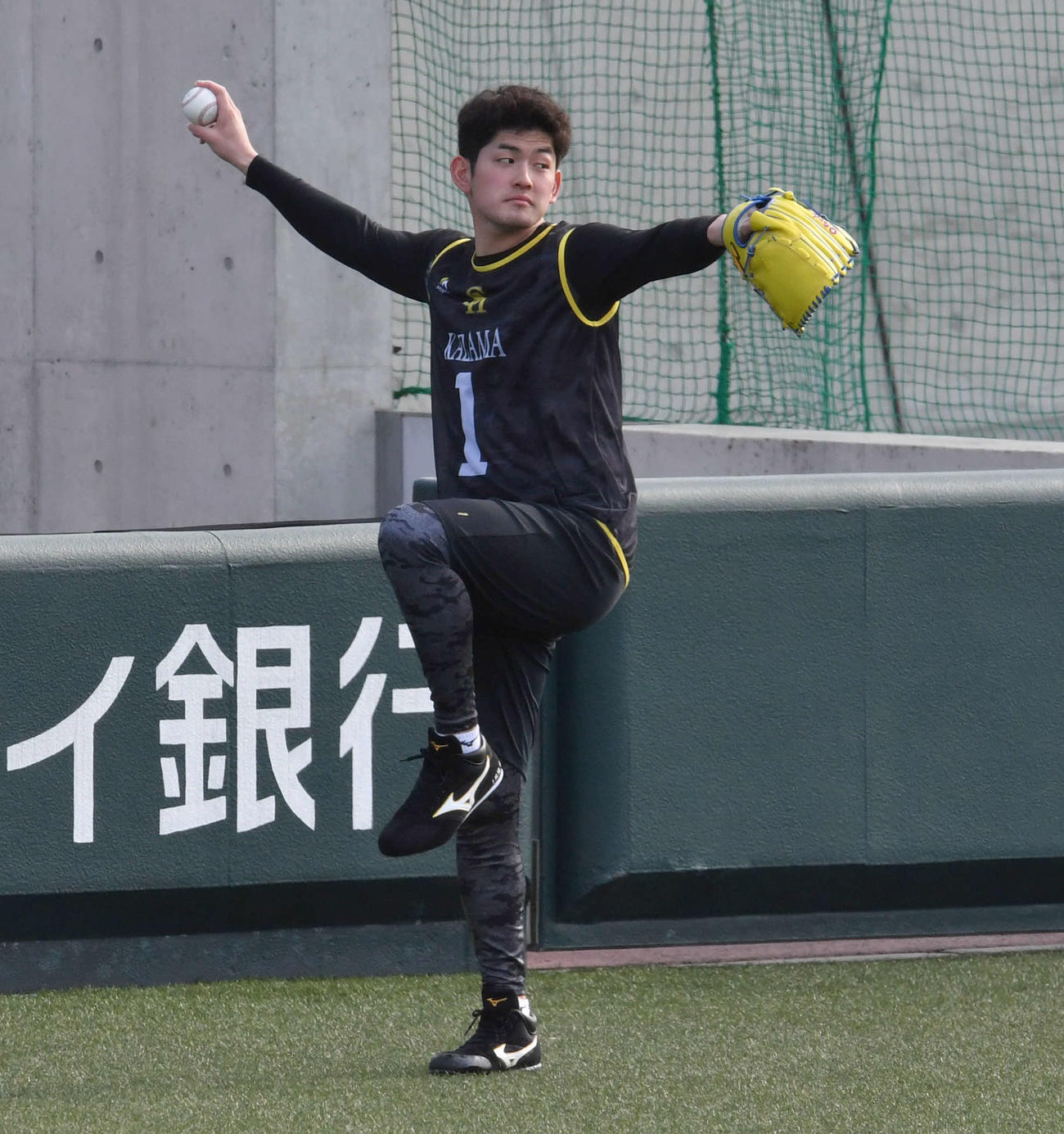 足を高く上げてキャッチボールを行う風間（撮影・岩下翔太）