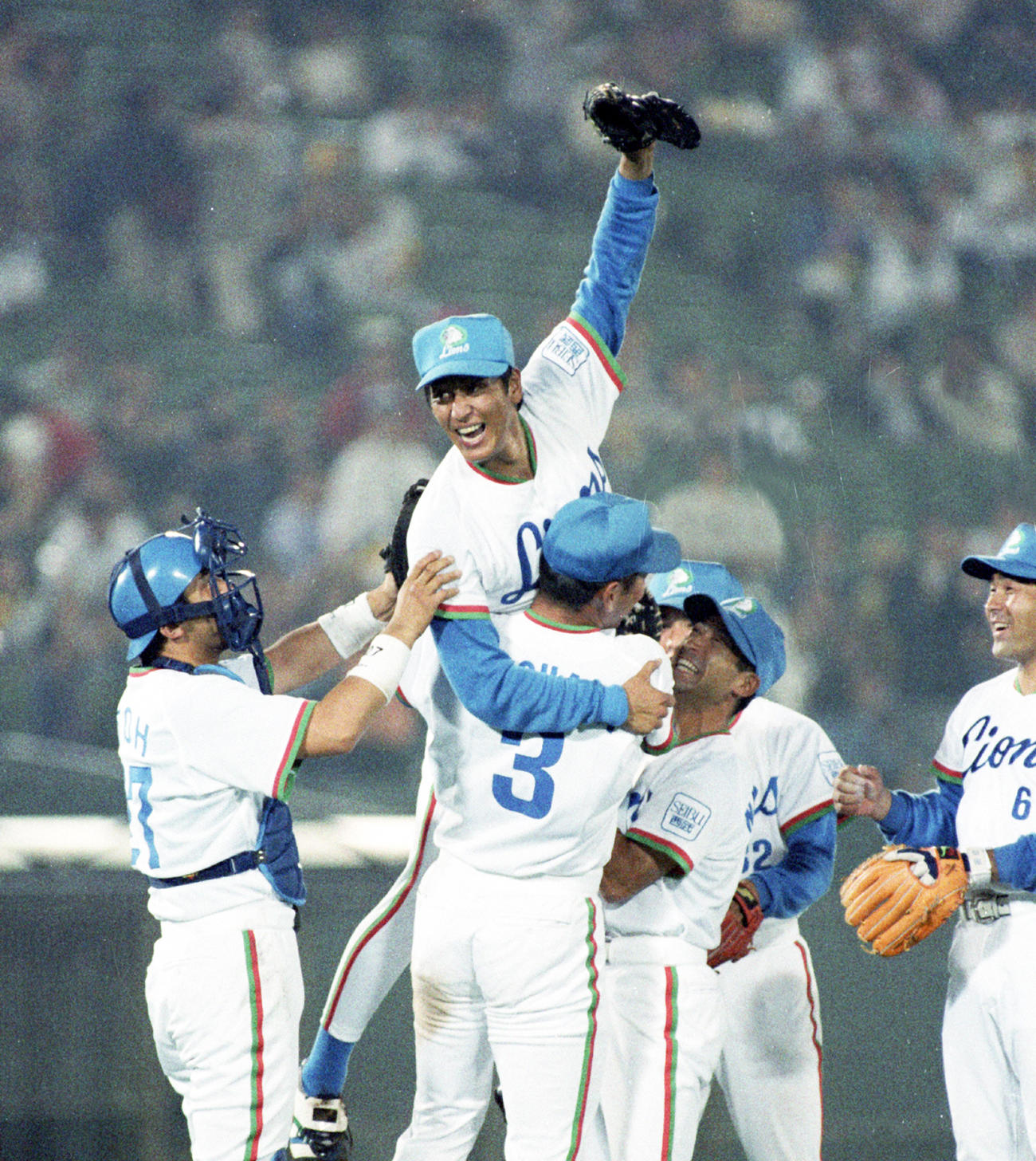 96年6月11日、ノーヒットノーランを達成した西武渡辺久信は清原和博に抱きかかえられる