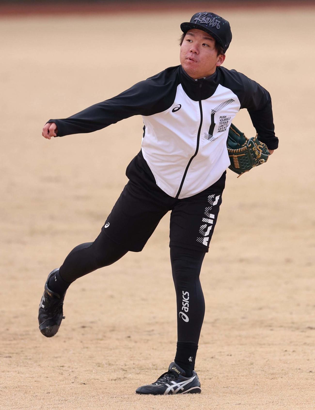 キャッチボールをして汗を流す村上（撮影・上田博志）