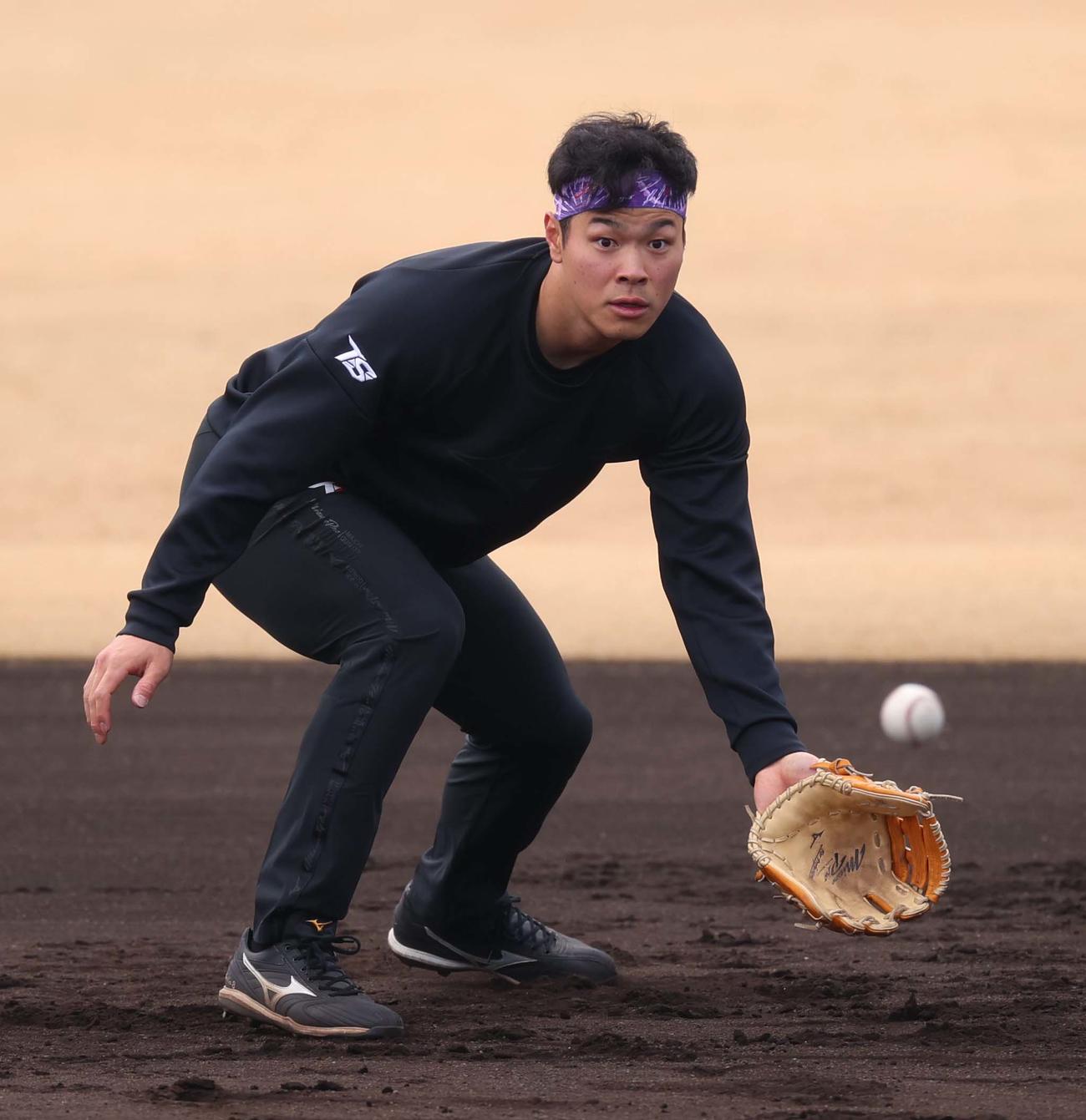 内野ノックを受ける佐藤輝（撮影・上田博志）