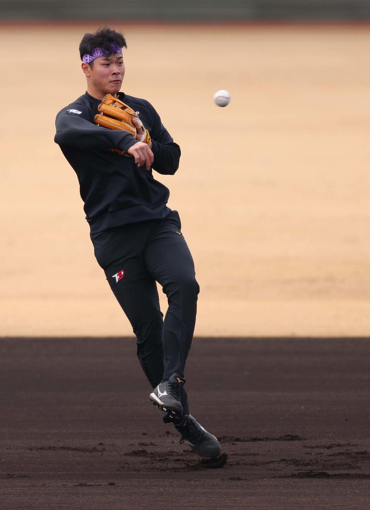 内野ノックを受ける佐藤輝（撮影・上田博志）