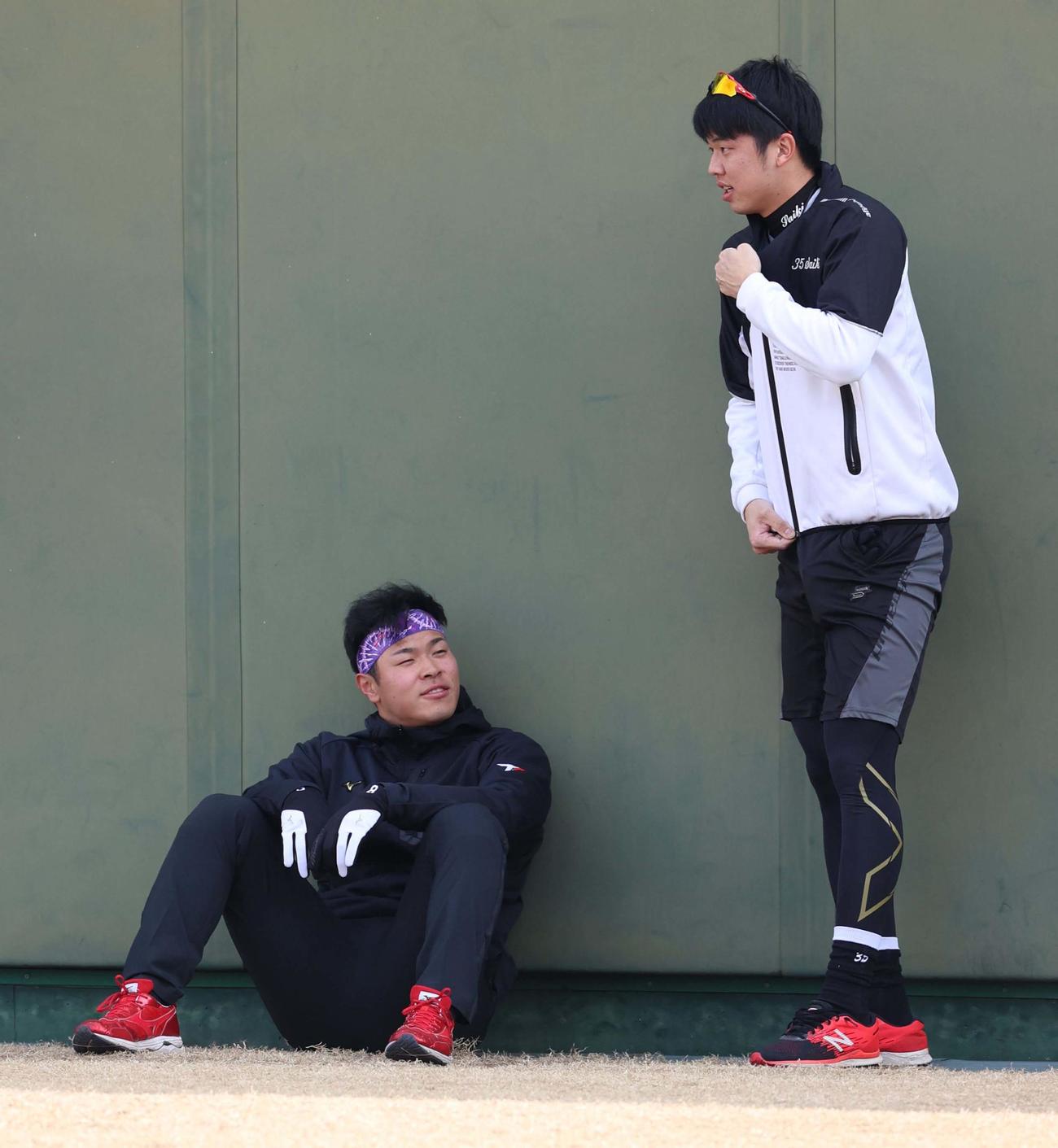 才木（右）と話す佐藤輝（撮影・上田博志）