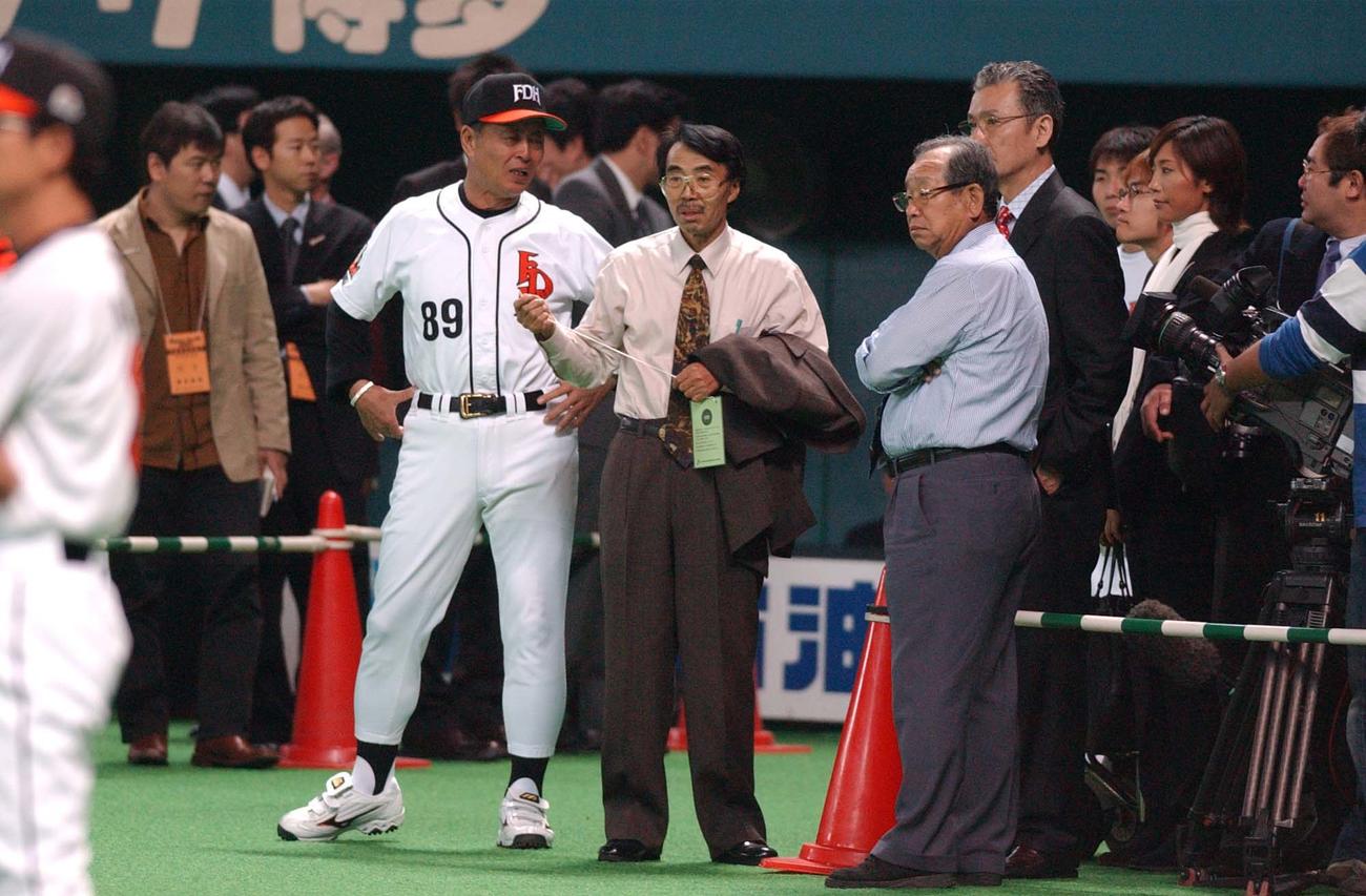 03年10月、日本シリーズ第2戦を前に談笑する、左から王監督、水島新司さん、吉田氏、久米宏氏