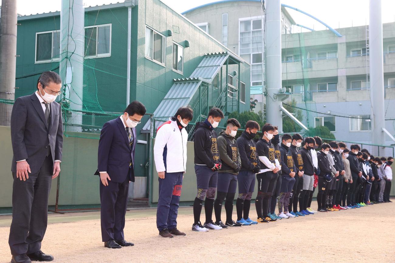 鳴尾浜球場で黙とうする阪神ナイン（撮影・上田博志）