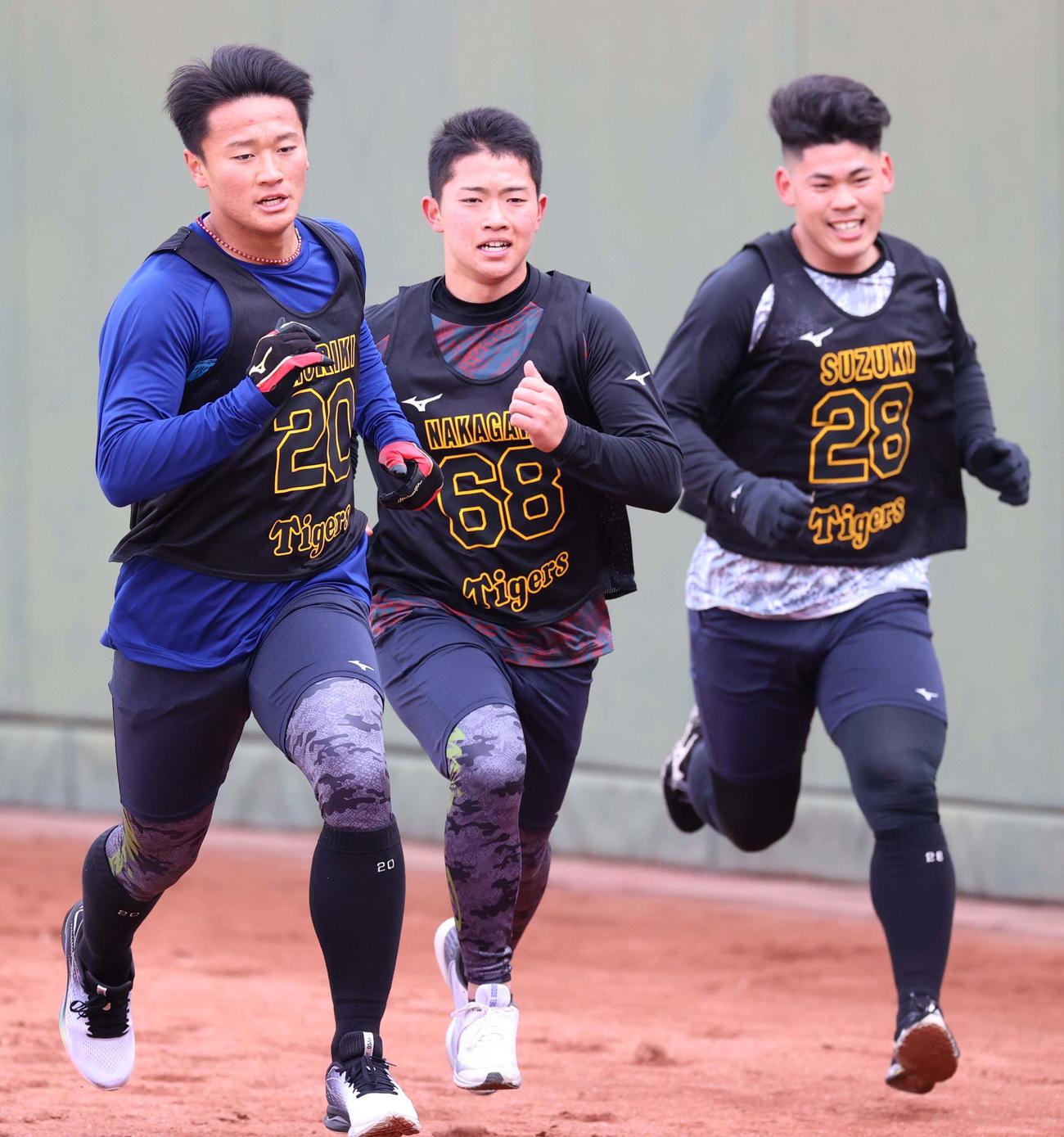 ポール間ダッシュを繰り返す左から森木、中川、鈴木（撮影・上田博志）