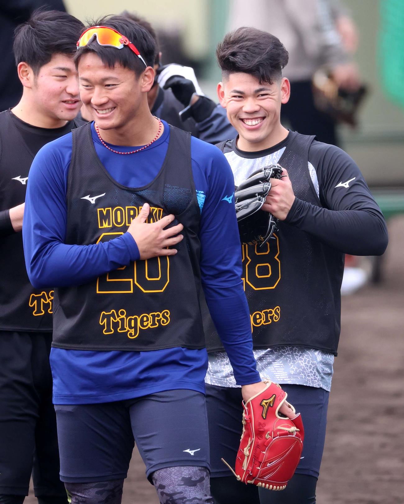 笑顔を見せる森木（左）と鈴木（撮影・上田博志）