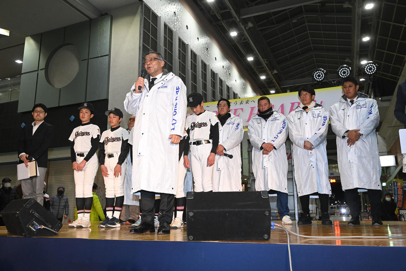 1.17神戸震災復興イベント「ONE HEART」であいさつする掛布雅之氏（撮影・前岡正明）