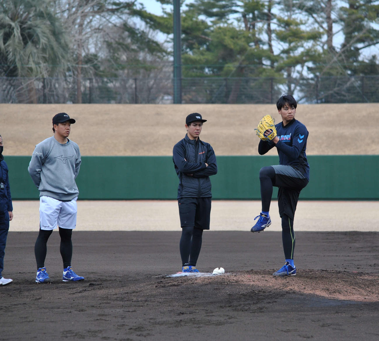 後輩松木平の投球練習を見守る中日柳（左）中央はマルク