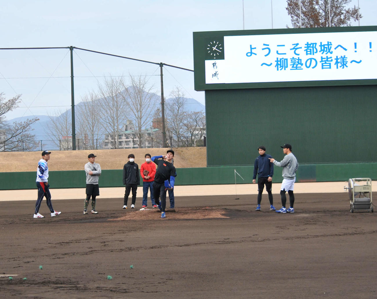 故郷、都城市営野球場で自主トレを公開した中日柳（右）