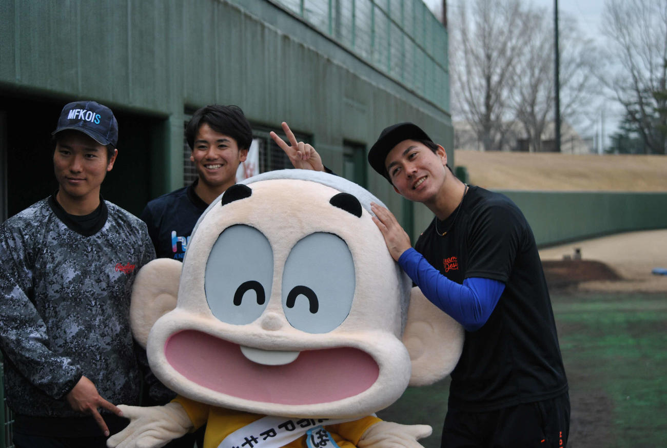 来場した都城市のマスコット「ぼんちくん」と記念撮影する、左から中日清水、松木平、マルク