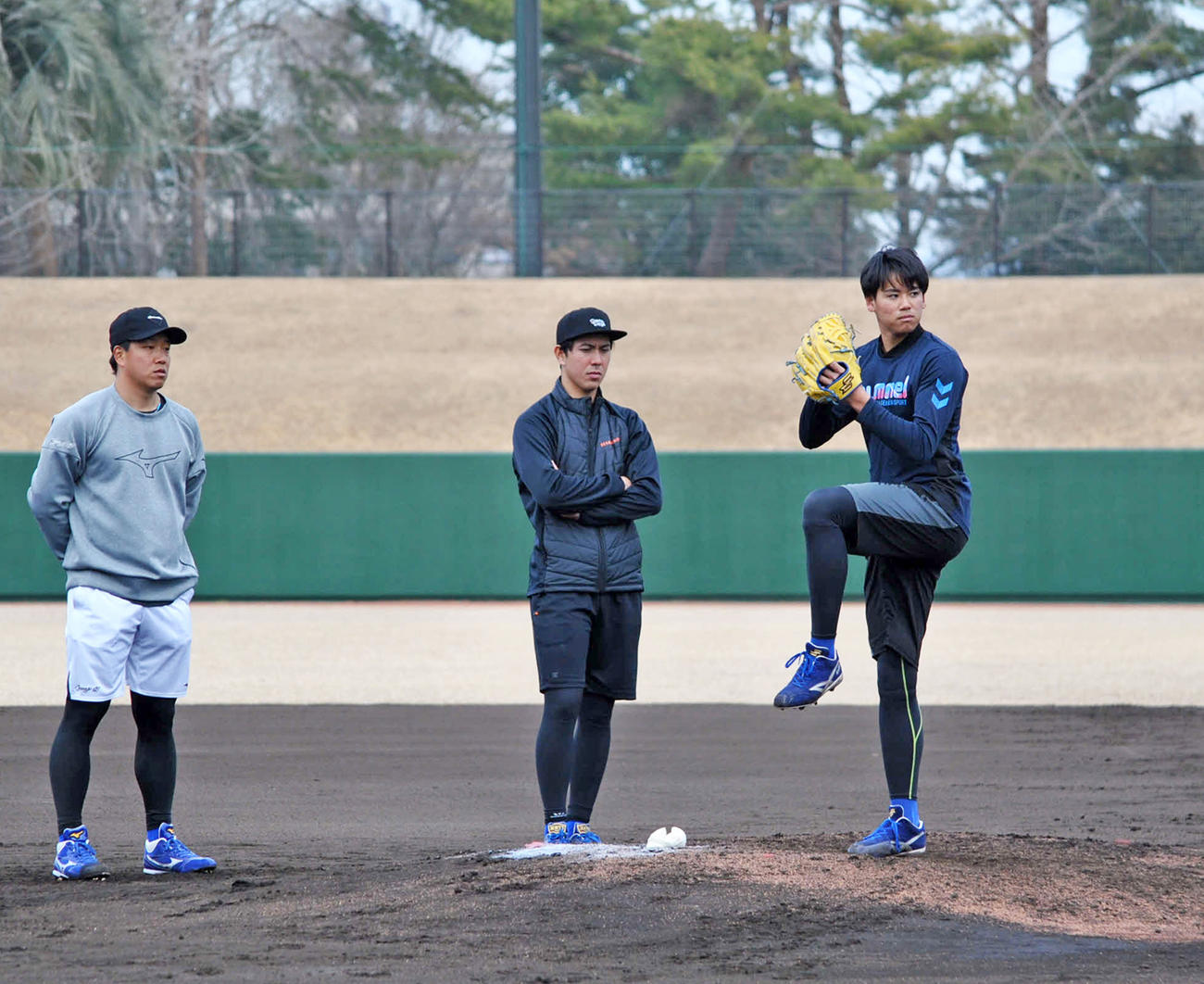 中日松木平（右）の投球練習を見守る左から柳とマルク