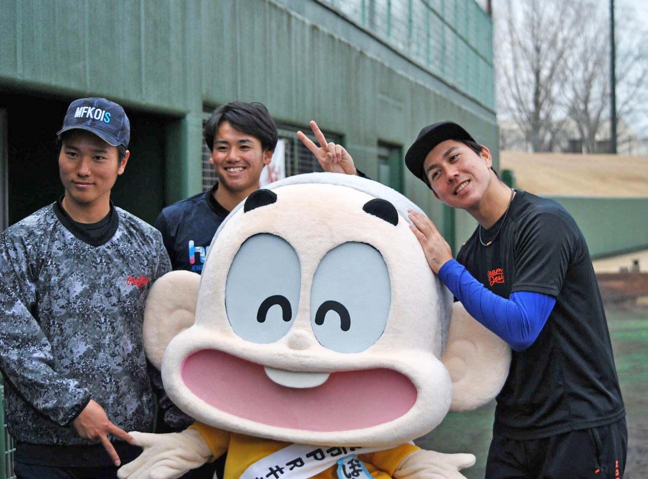 来場した都城市のマスコット「ぼんちくん」と記念撮影する、左から中日清水、松木平、マルク