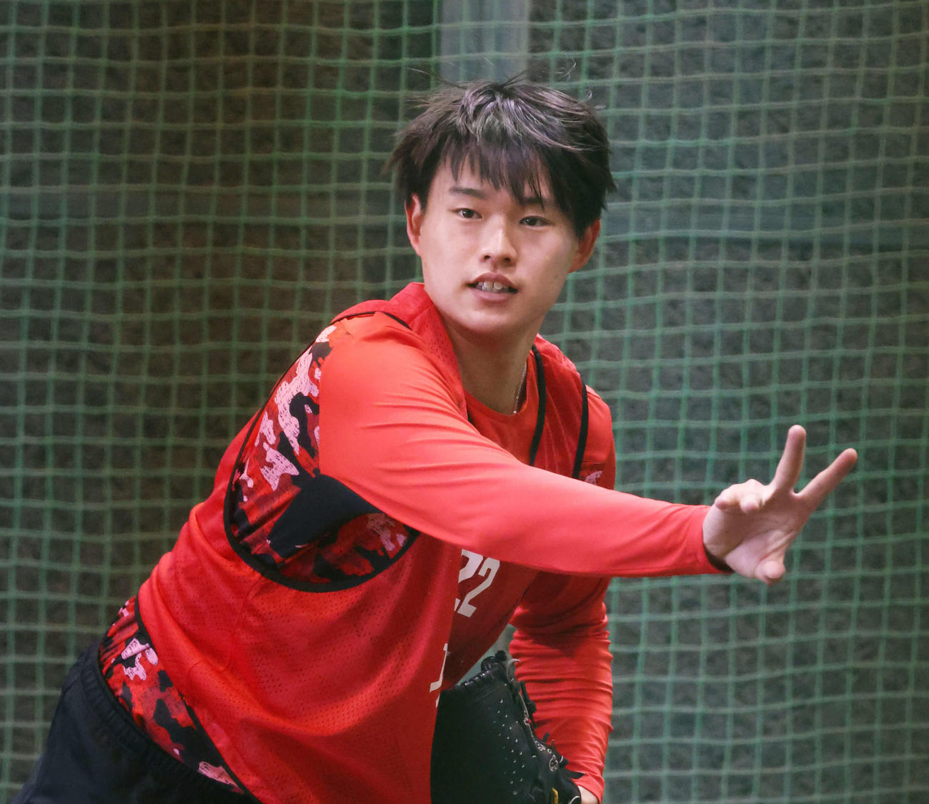 ブルペンで投球する広島育成4位の坂田（撮影・加藤孝規）