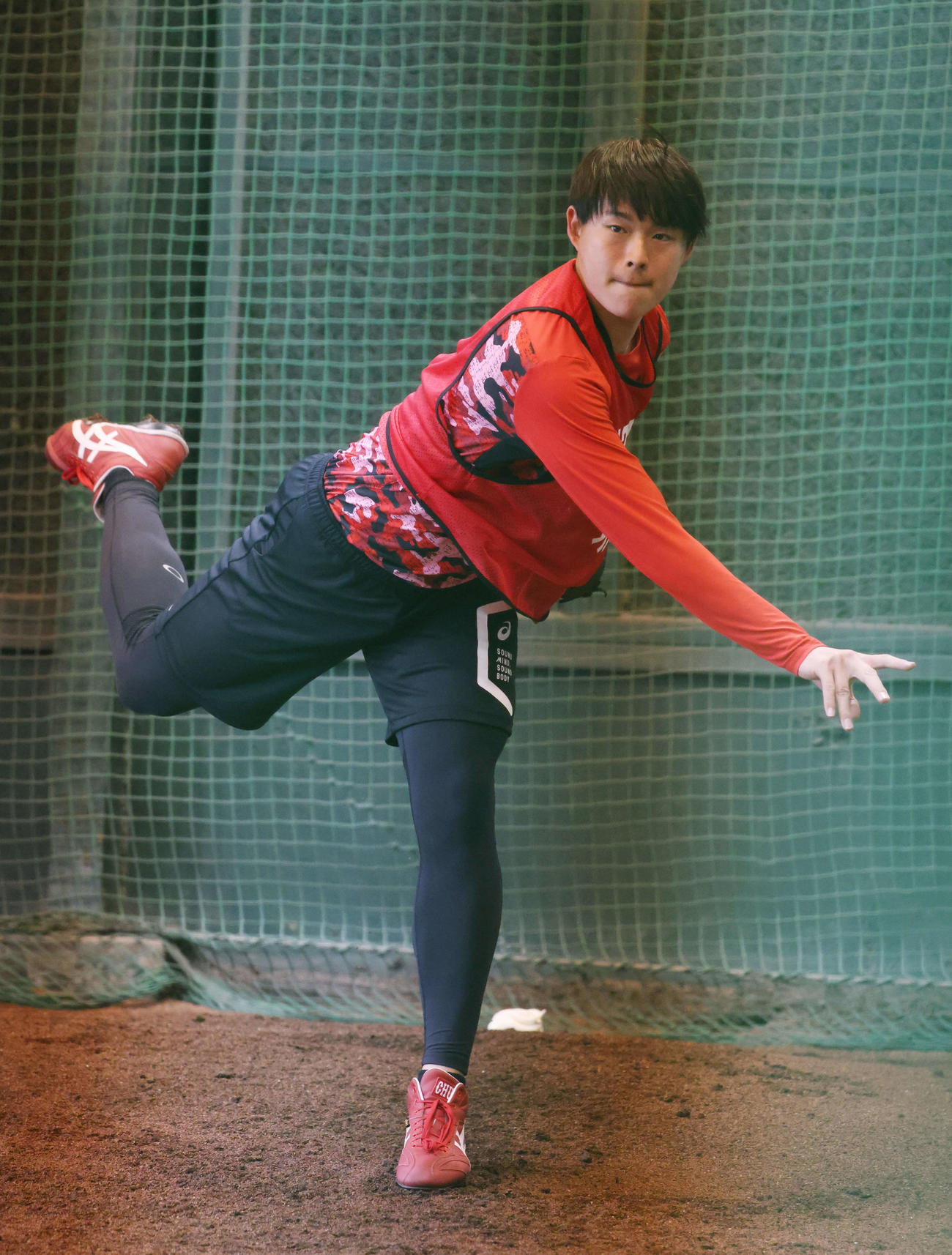 ブルペンで投球する広島育成4位の坂田（撮影・加藤孝規）