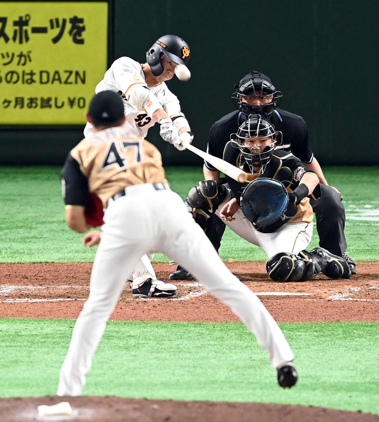 本塁打を放つ巨人重信（2021年6月4日撮影）