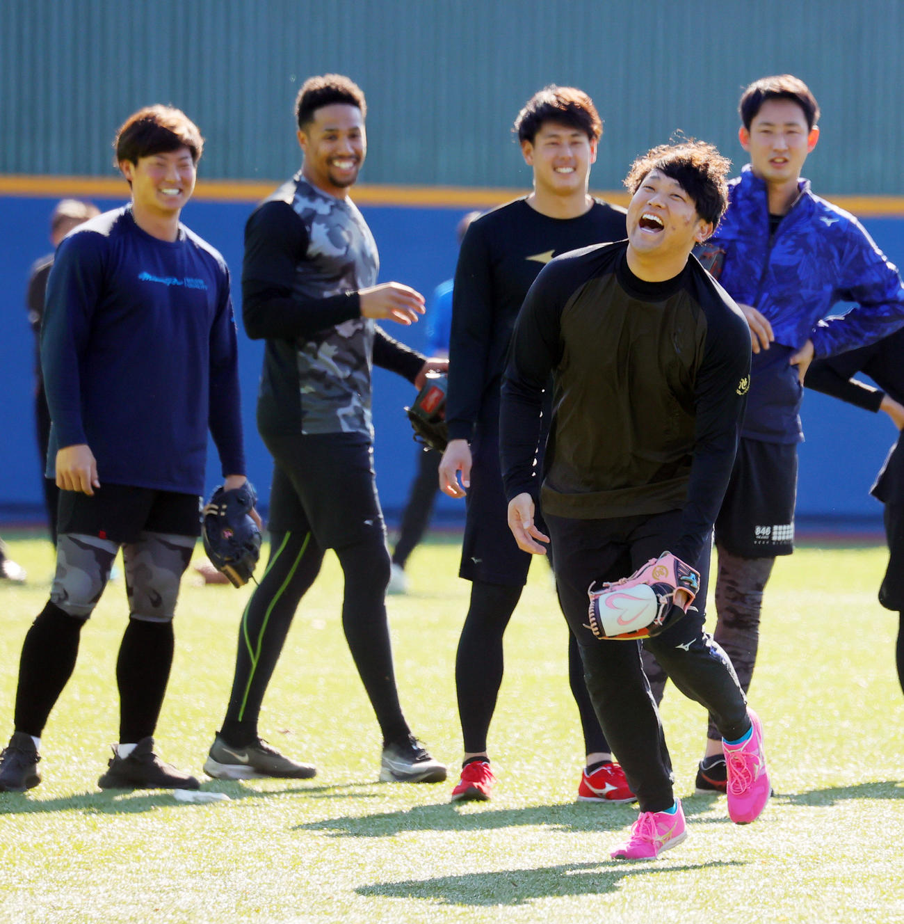 母校の創価大で自主トレを行った日本ハム池田（手前）、後方左から巨人萩原、巨人保科、ヤクルト杉山、日本ハム望月（2022年1月3日撮影）