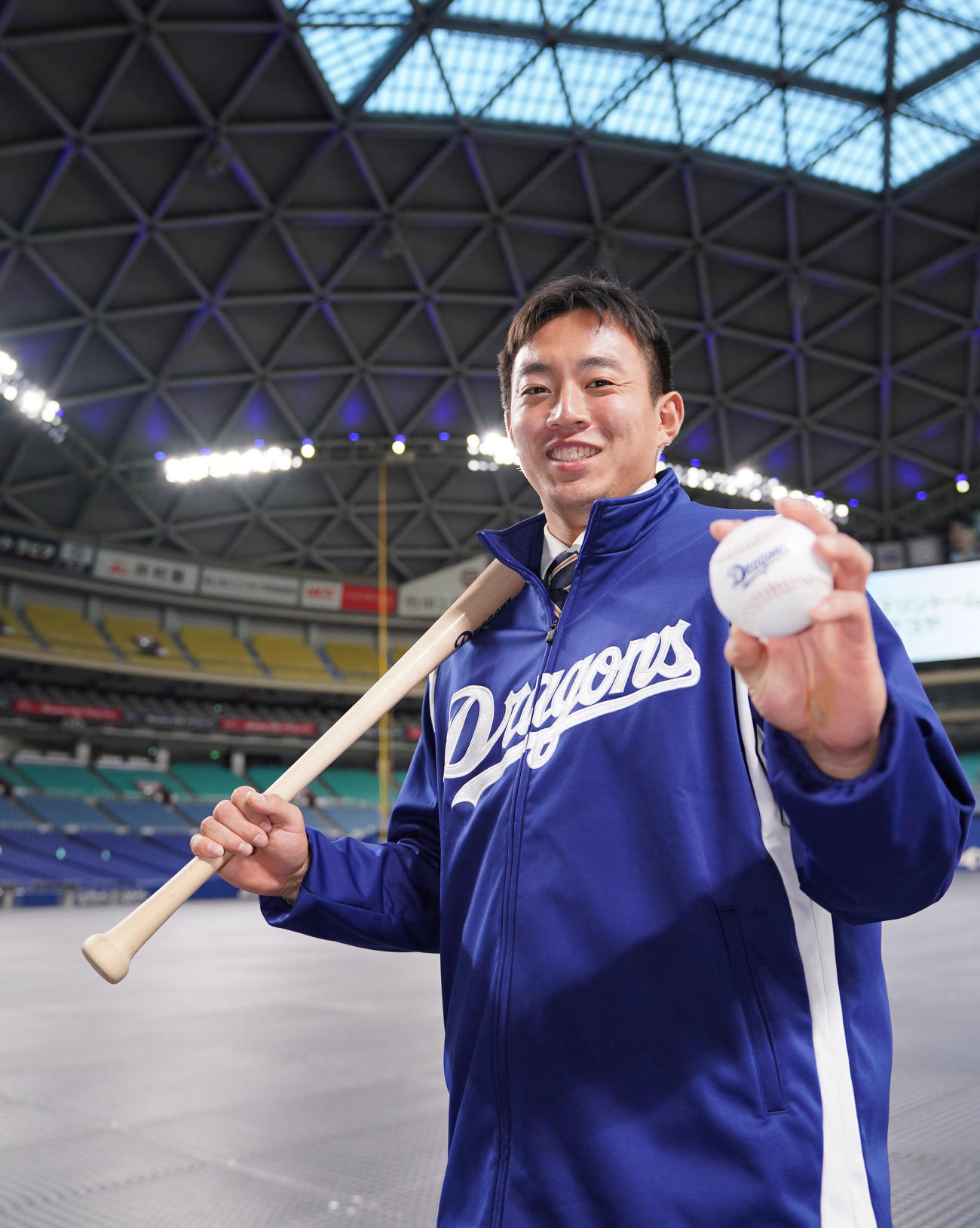 活躍を誓う中日鵜飼（2021年12月18日撮影）