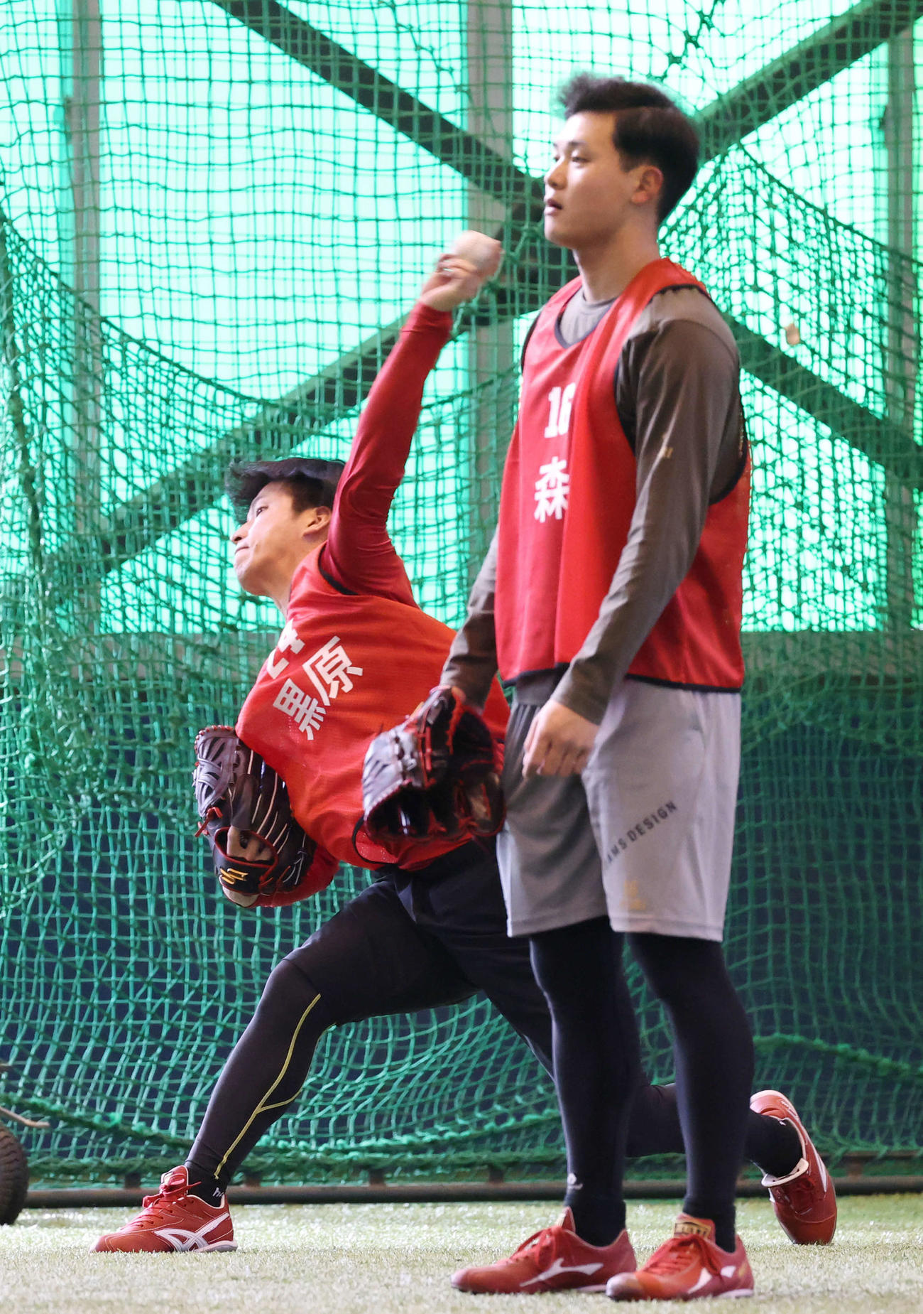 キャッチボールをする広島ドラフト1位の黒原。右はドラフト2位の森（撮影・加藤孝規）