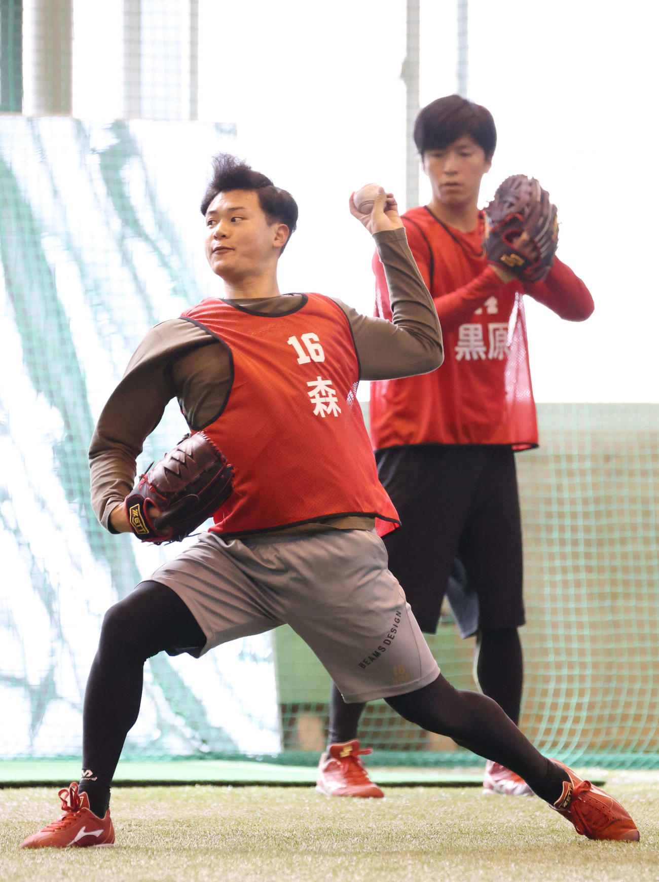 キャッチボールをする広島ドラフト2位の森翔平。右はドラフト1位の黒原（撮影・加藤孝規）
