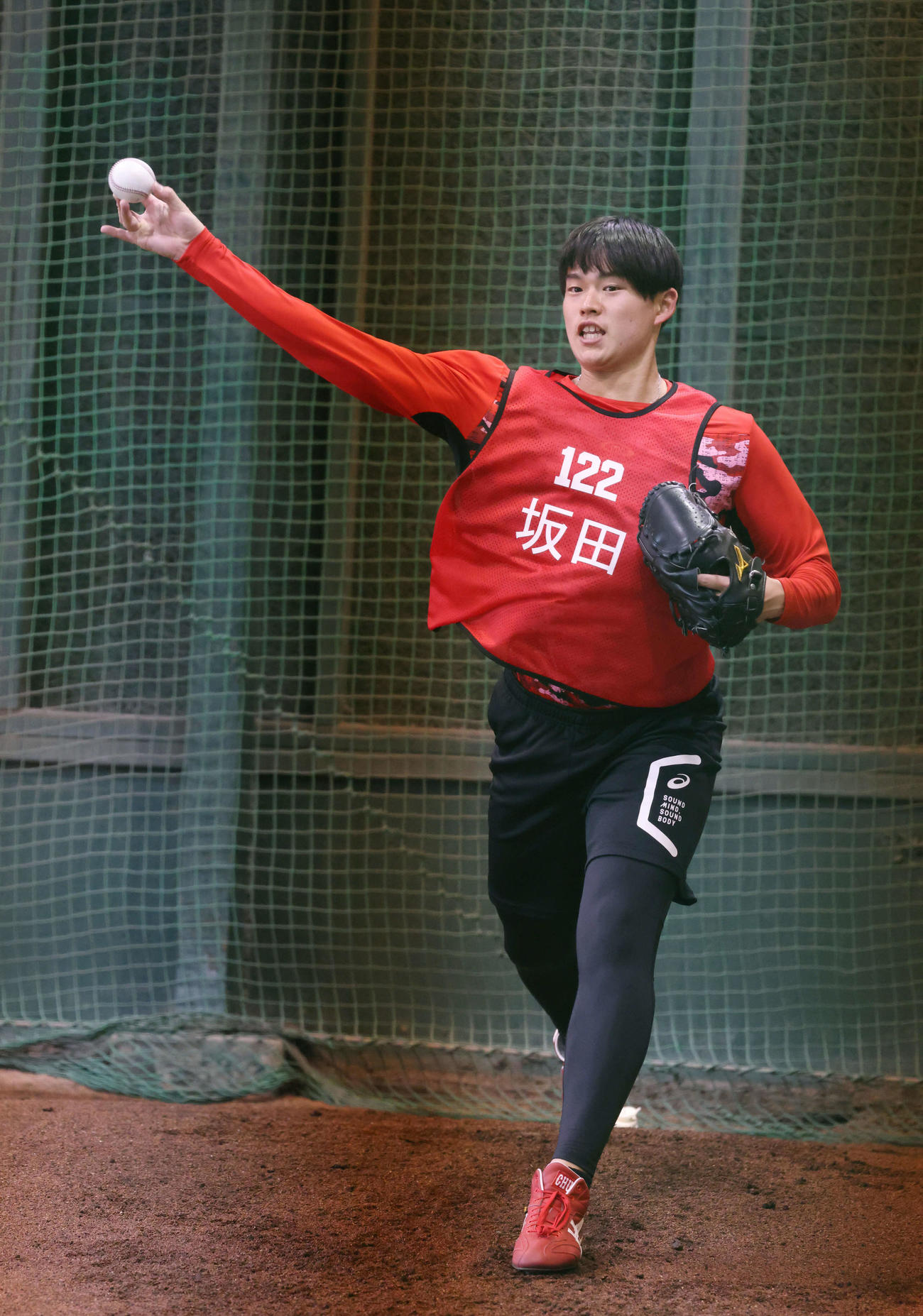 ブルペンで投球する広島育成4位の坂田（撮影・加藤孝規）