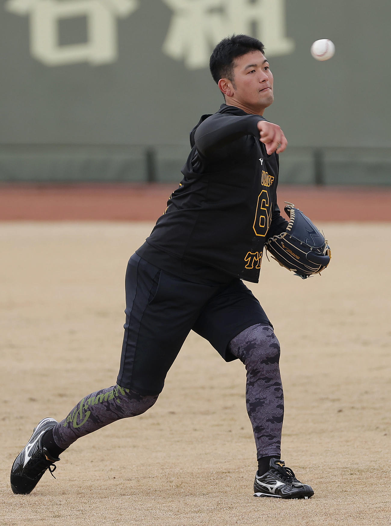新人合同自主トレに合流し、キャッチボールする阪神岡留（撮影・前田充）