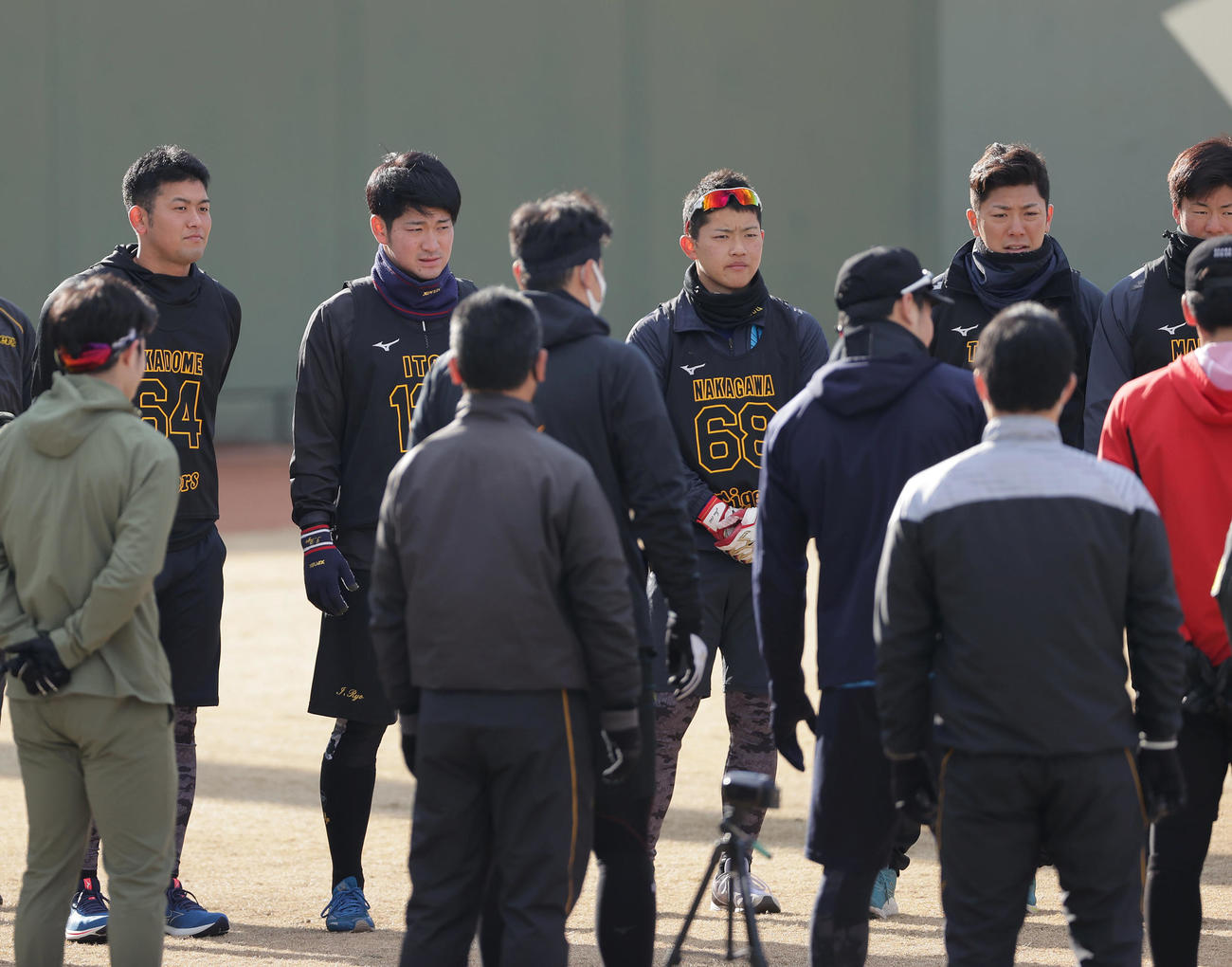 新人合同自主トレに合流した阪神岡留（左端）（撮影・前田充）