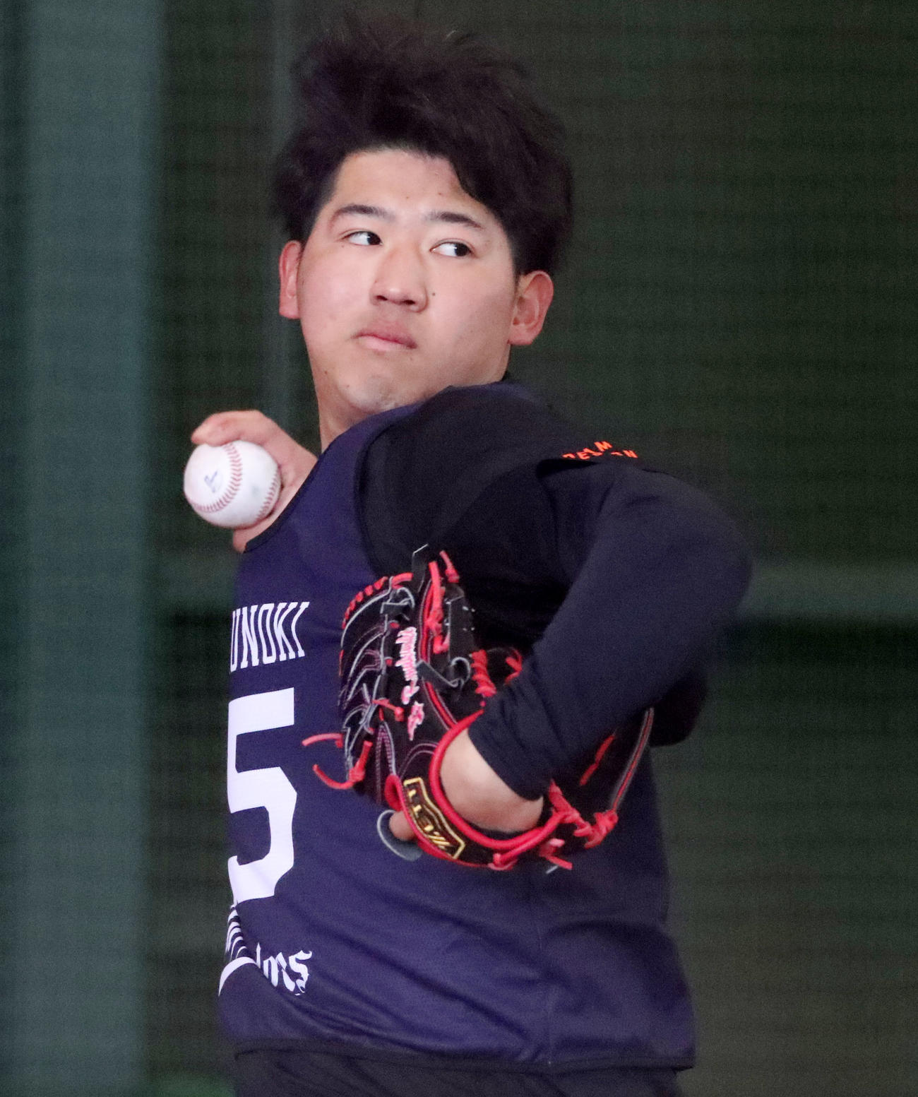 初めてブルペンに入った椋木（撮影・加藤哉）