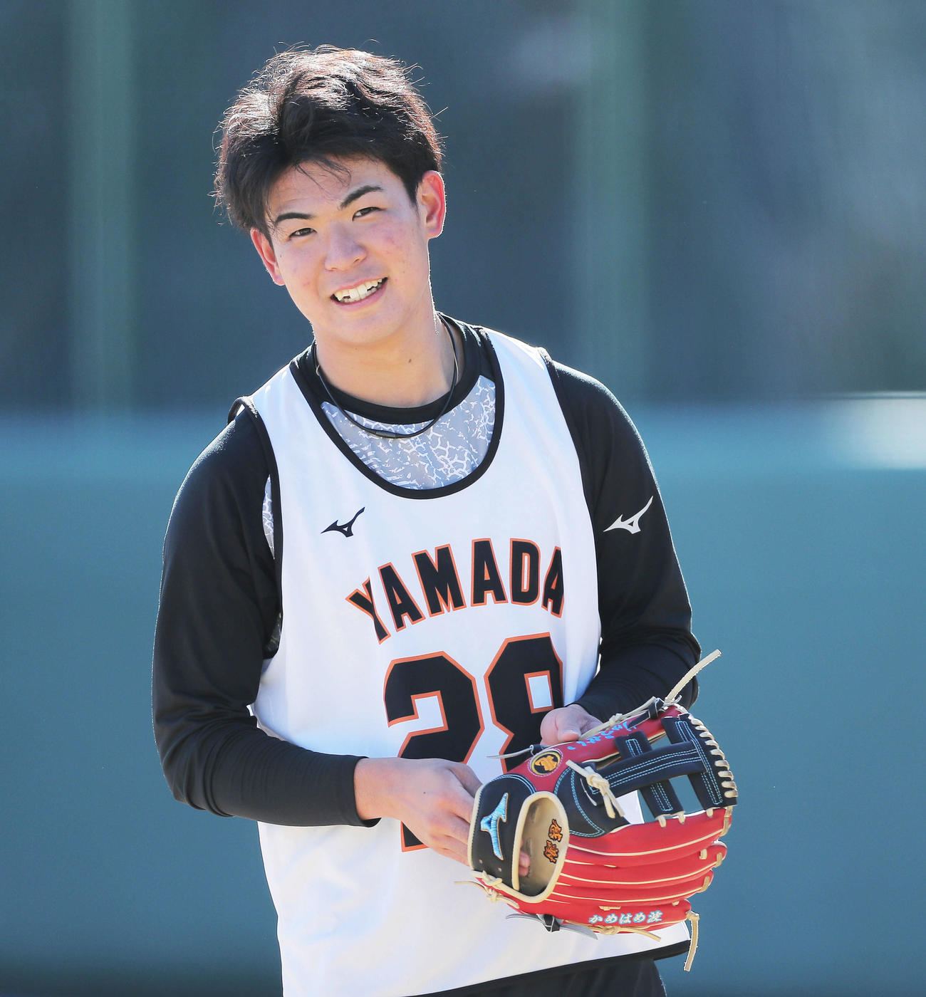 笑顔で新人自主トレに臨む巨人山田（撮影・河田真司）