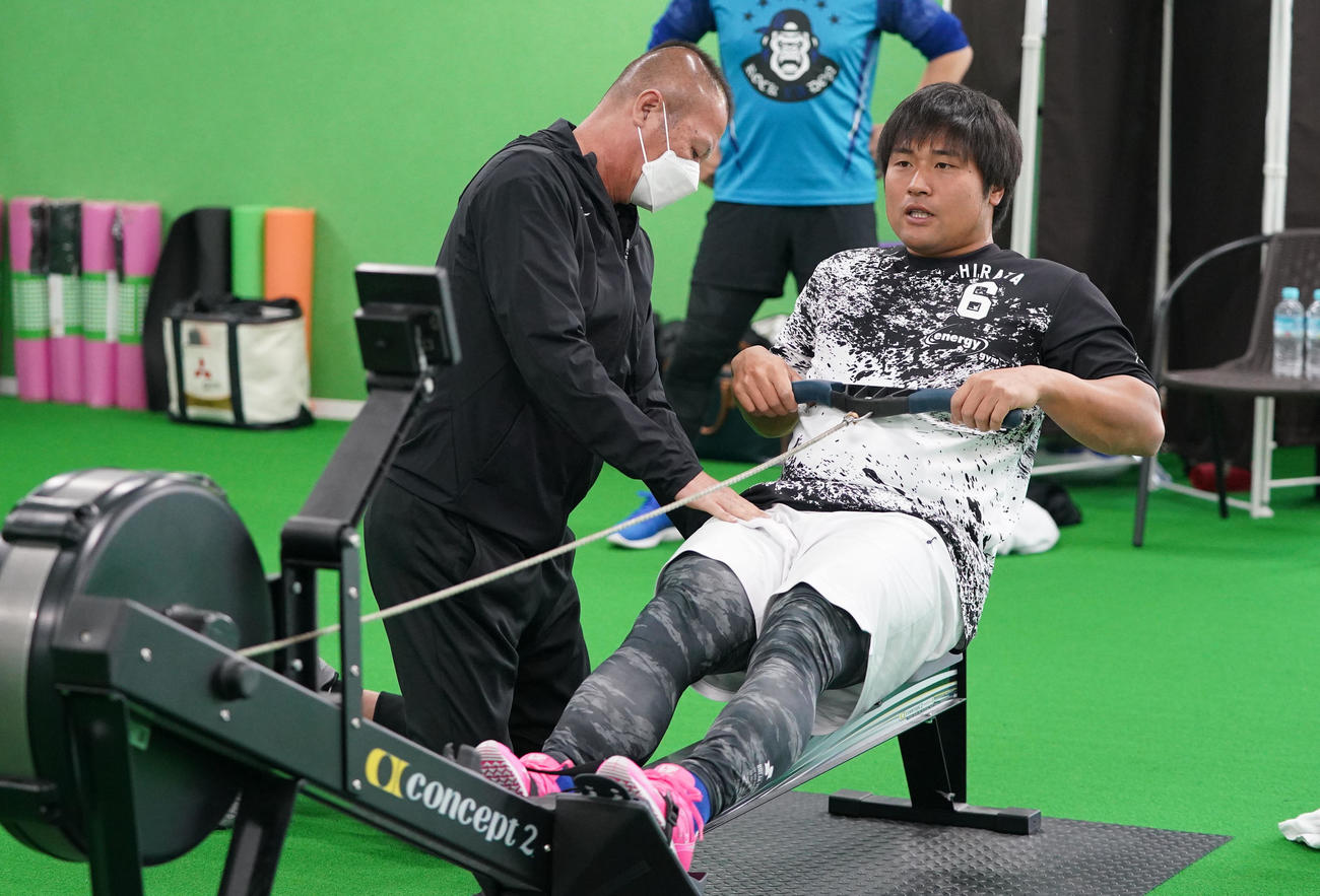 自主トレを公開しボートこぎ運動の器具でトレーニングをする平田（右）（撮影・森本幸一）