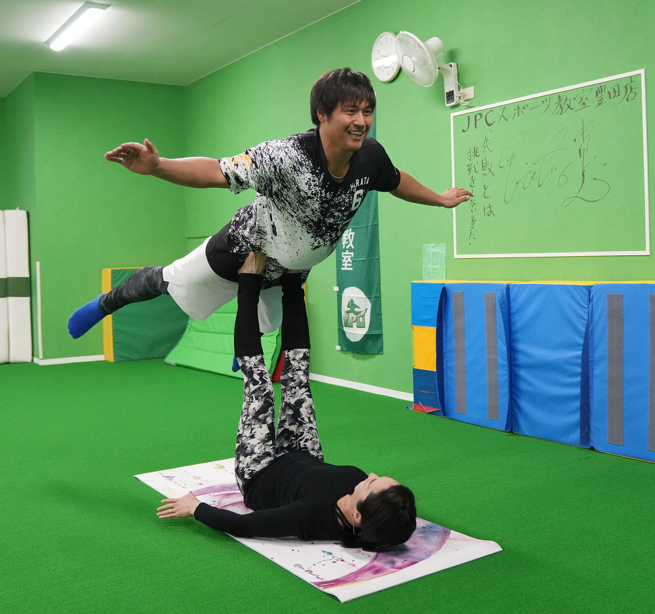 自主トレを公開しヨガで体感とバランス感覚を養う平田（上）（撮影・森本幸一）