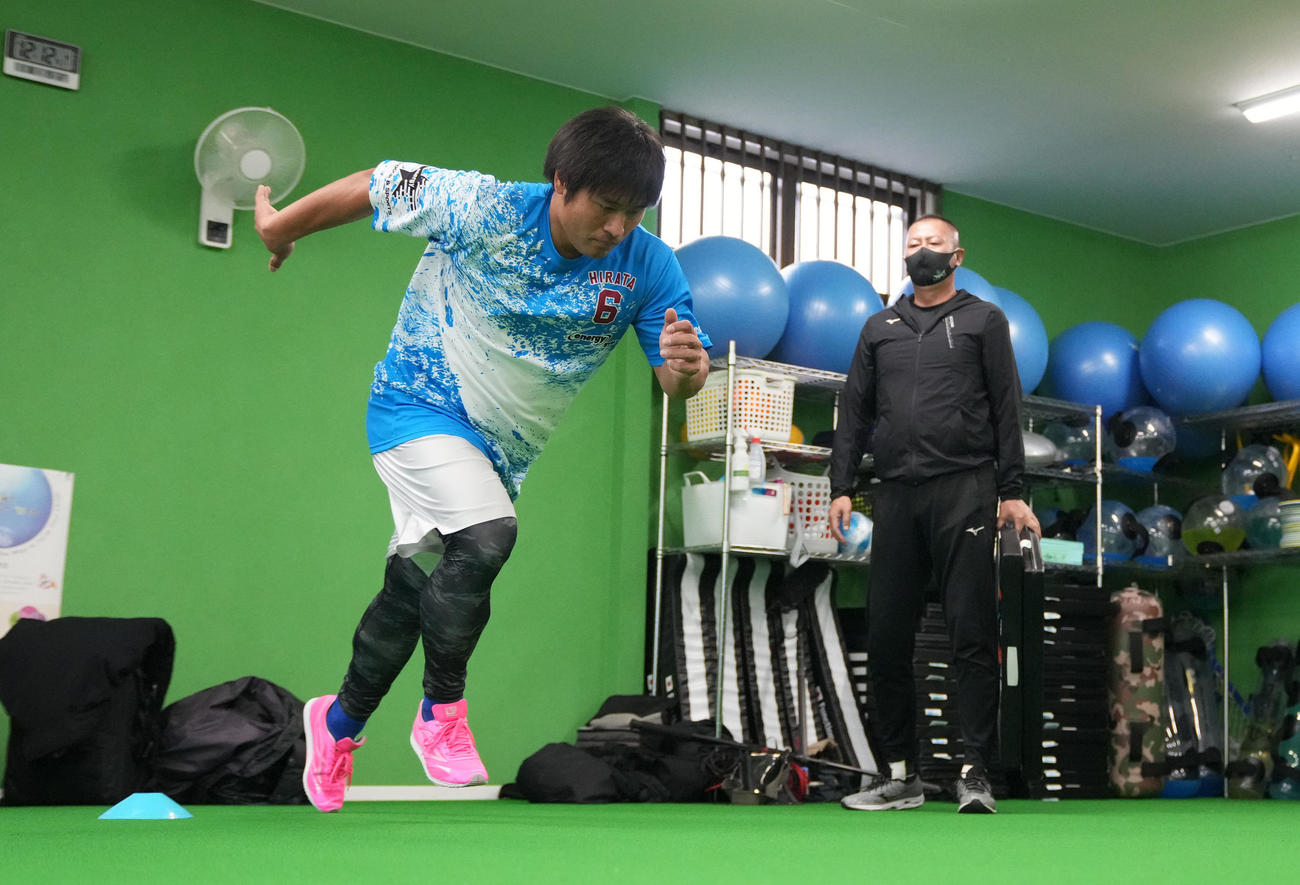 自主トレを公開しランニングフォームに気にしながらトレーニングをする平田（左）（撮影・森本幸一）