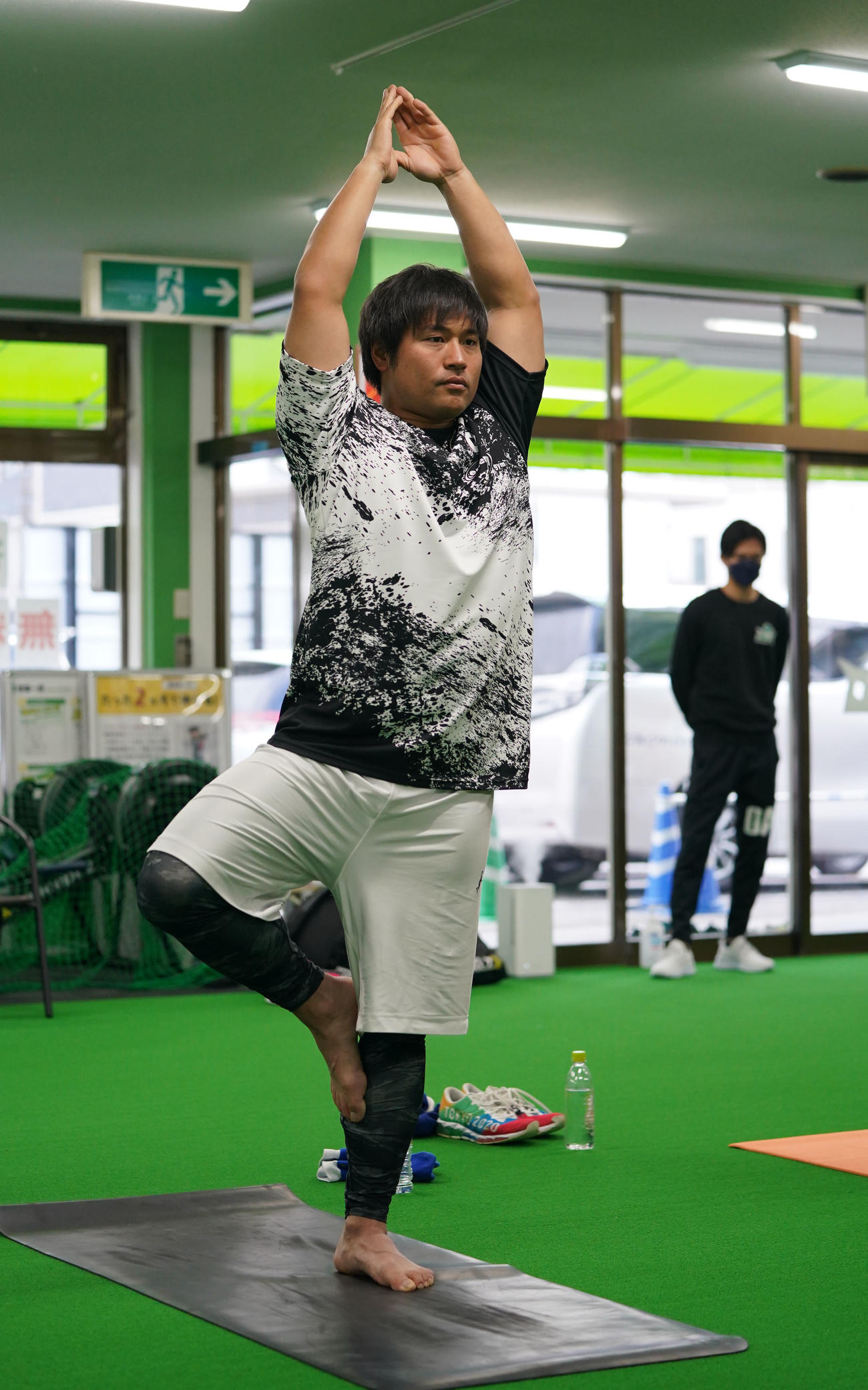 自主トレを公開しヨガで体をほぐす平田（撮影・森本幸一）