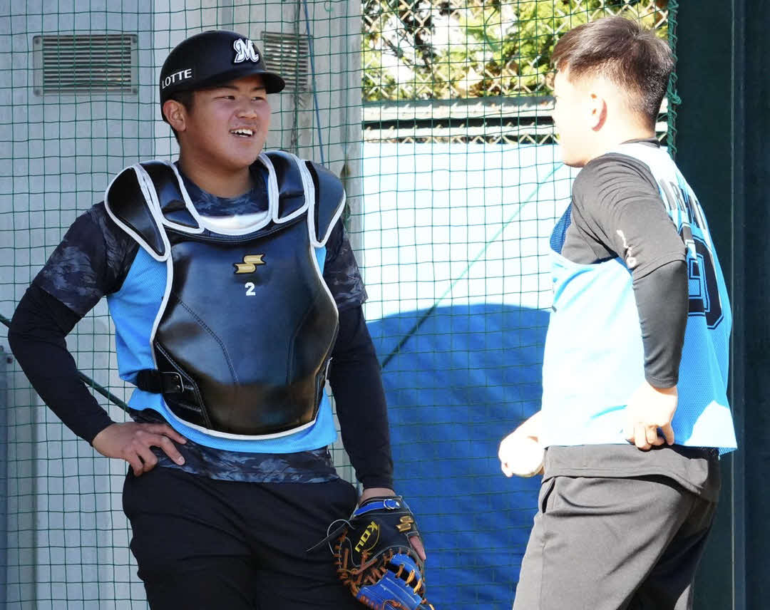 自主トレで広畑（右）のブルペン投球を受けた後に話し合うロッテドラフト1位松川（左）