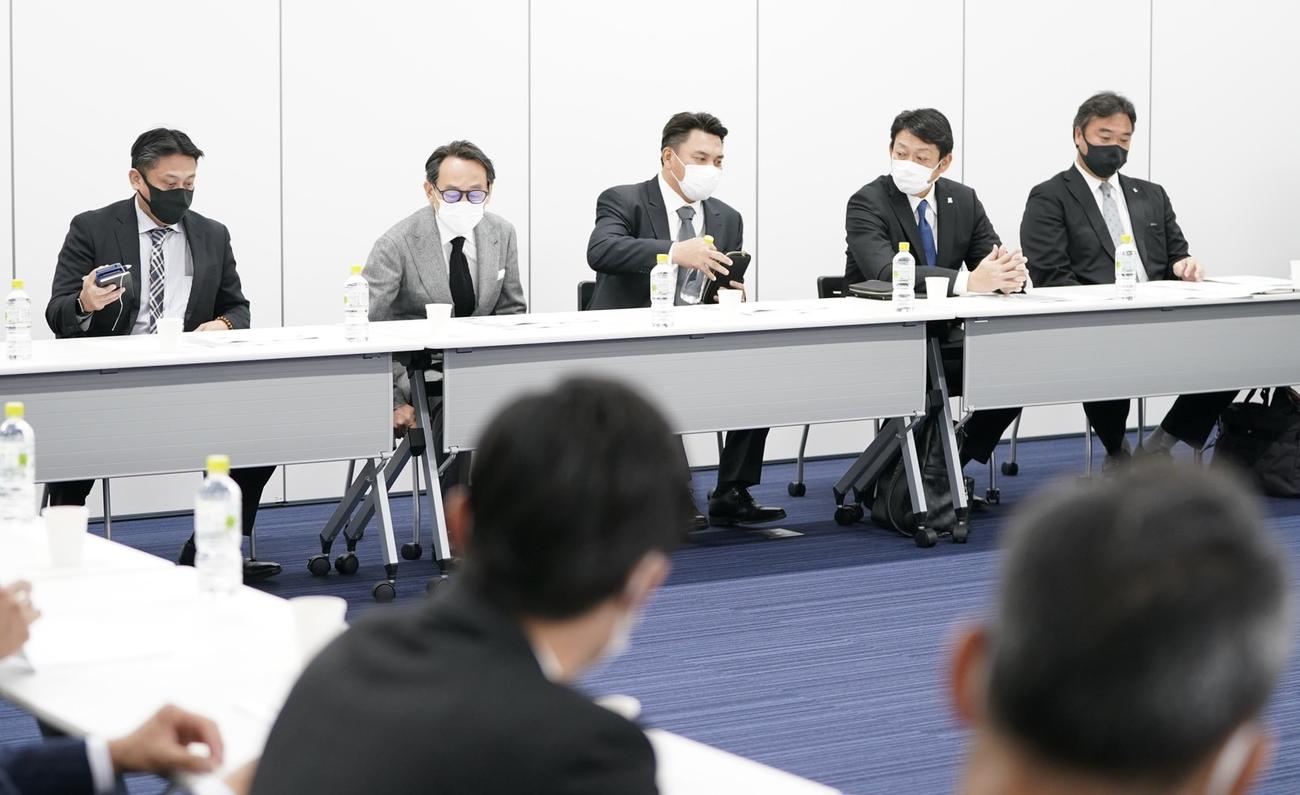 ロッテ井口監督（中央）らが監督・コーチ会議を行った