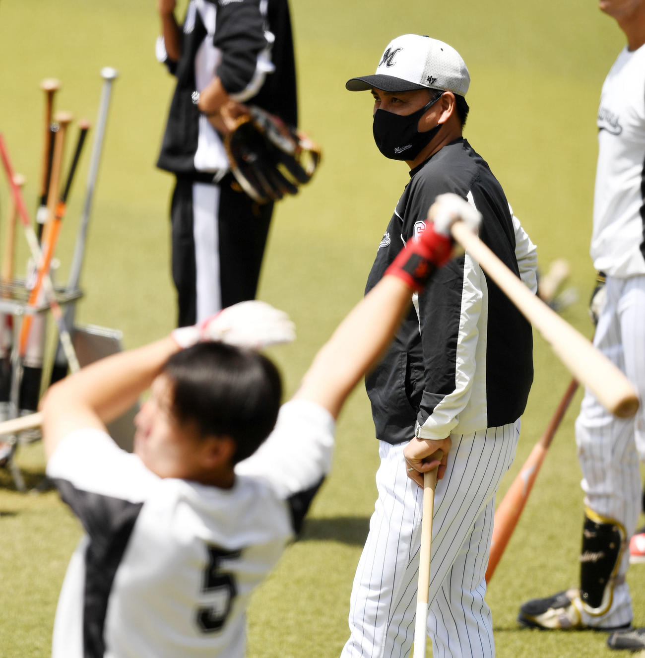 ロングティーをするロッテ安田（手前）を見つめる井口監督（2021年5月撮影）