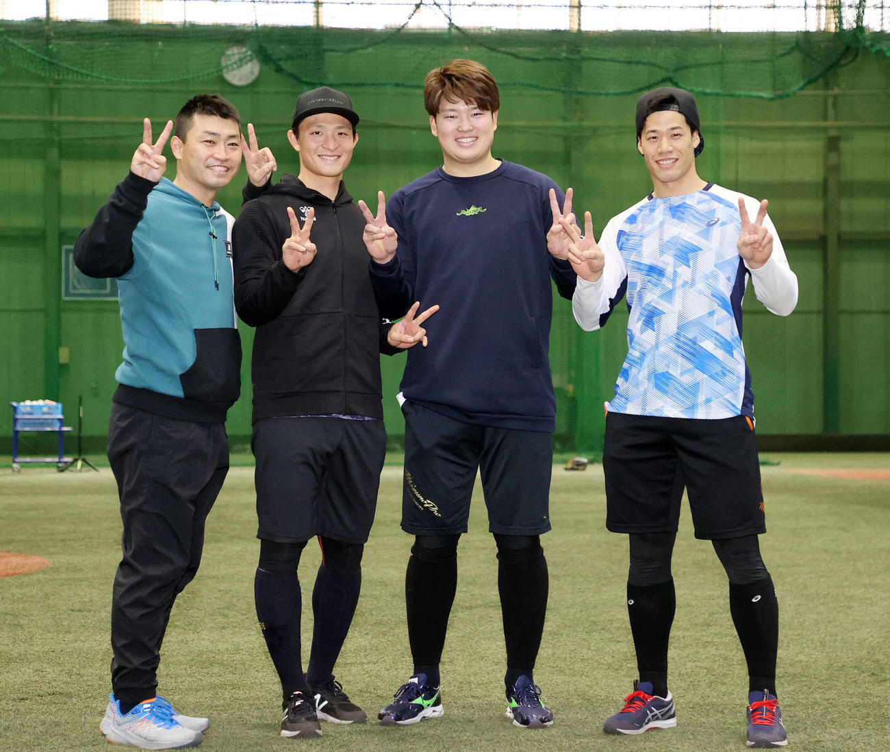 連覇を誓う。左からヤクルト青木、宮本、村上、塩見（撮影・鈴木正人）