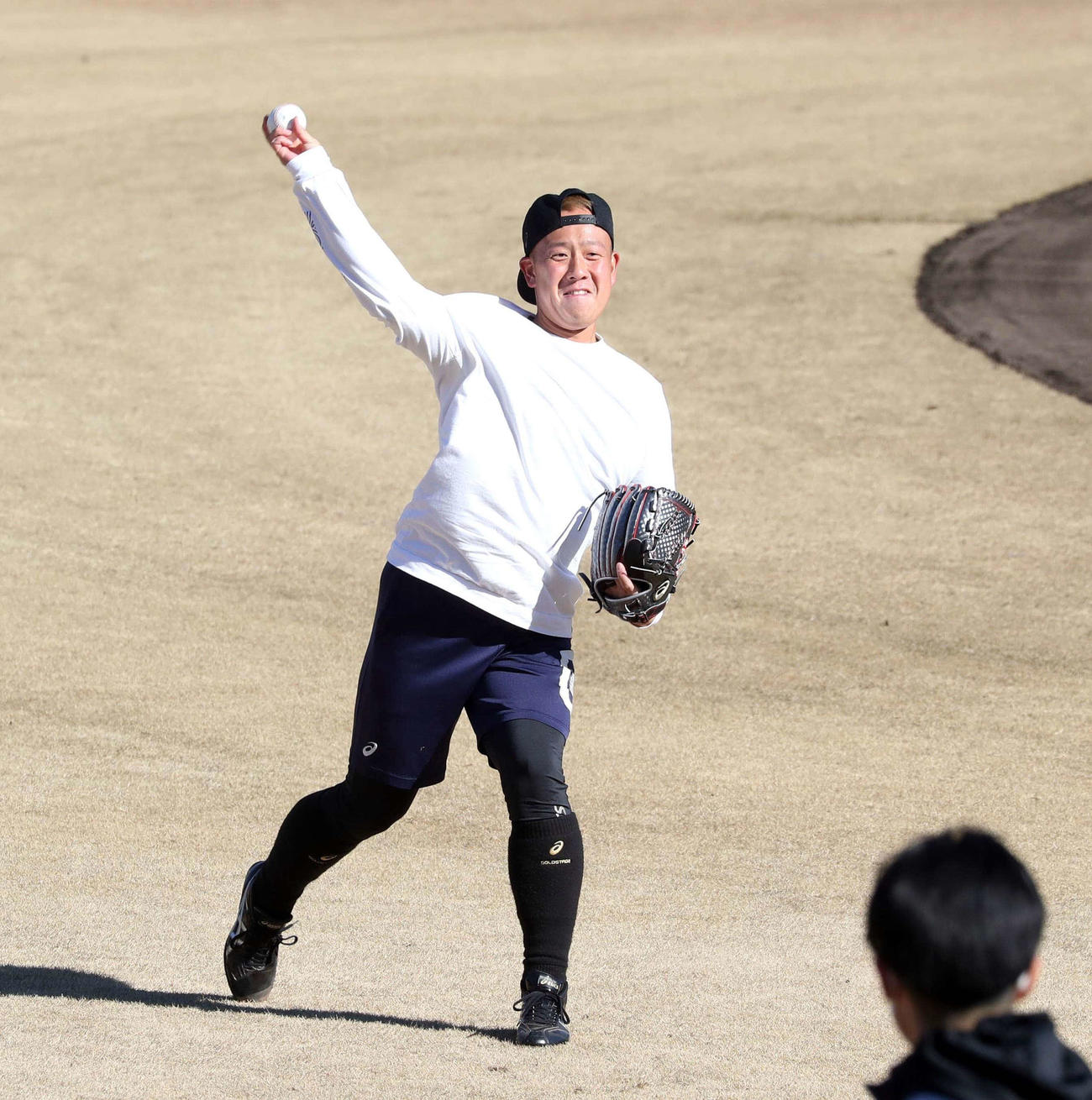キャッチボールする日本ハム谷川（撮影・黒川智章）