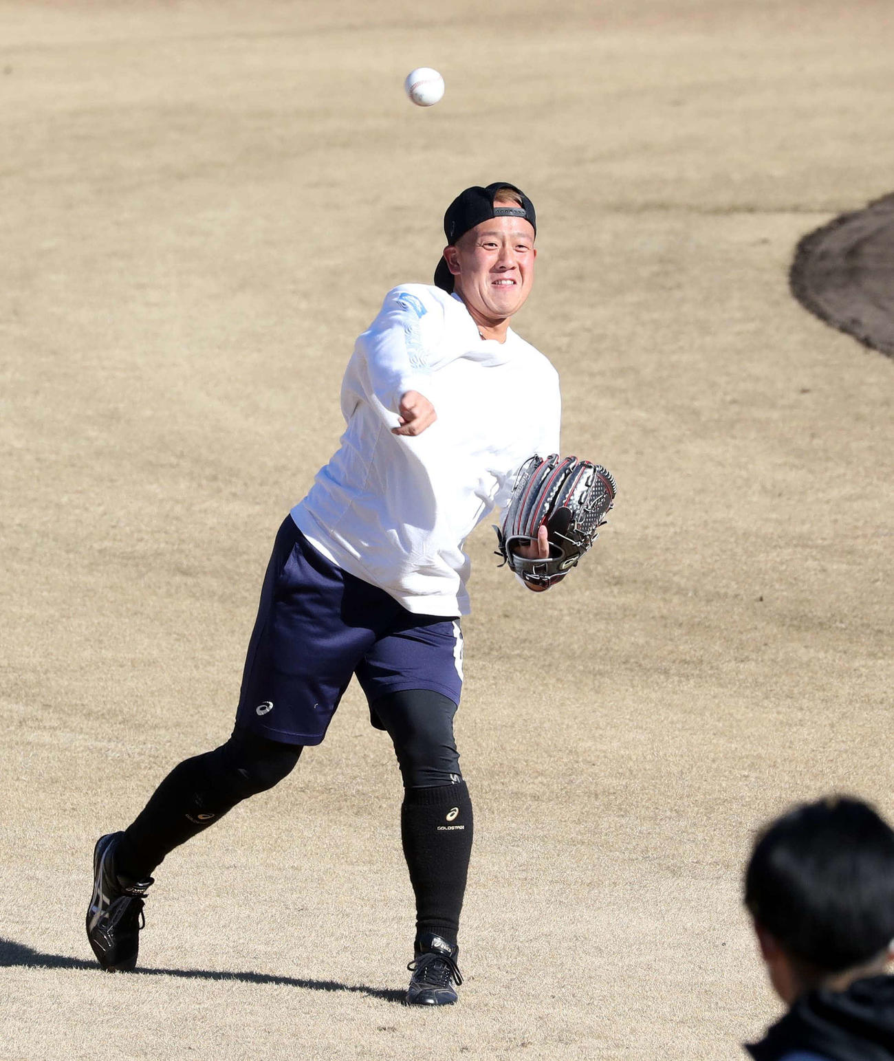 キャッチボールする日本ハム谷川（撮影・黒川智章）