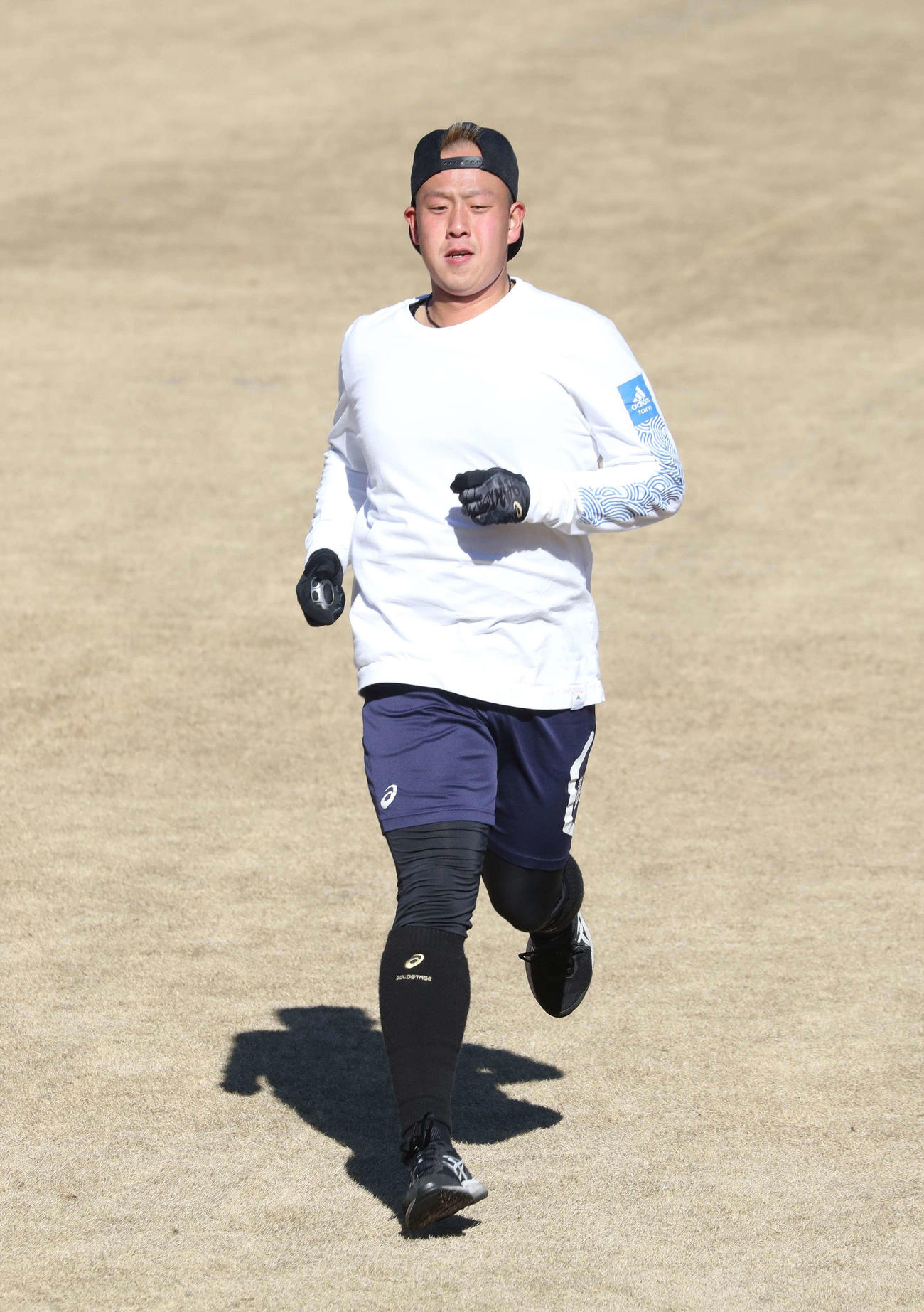 ダッシュする日本ハム谷川（撮影・黒川智章）