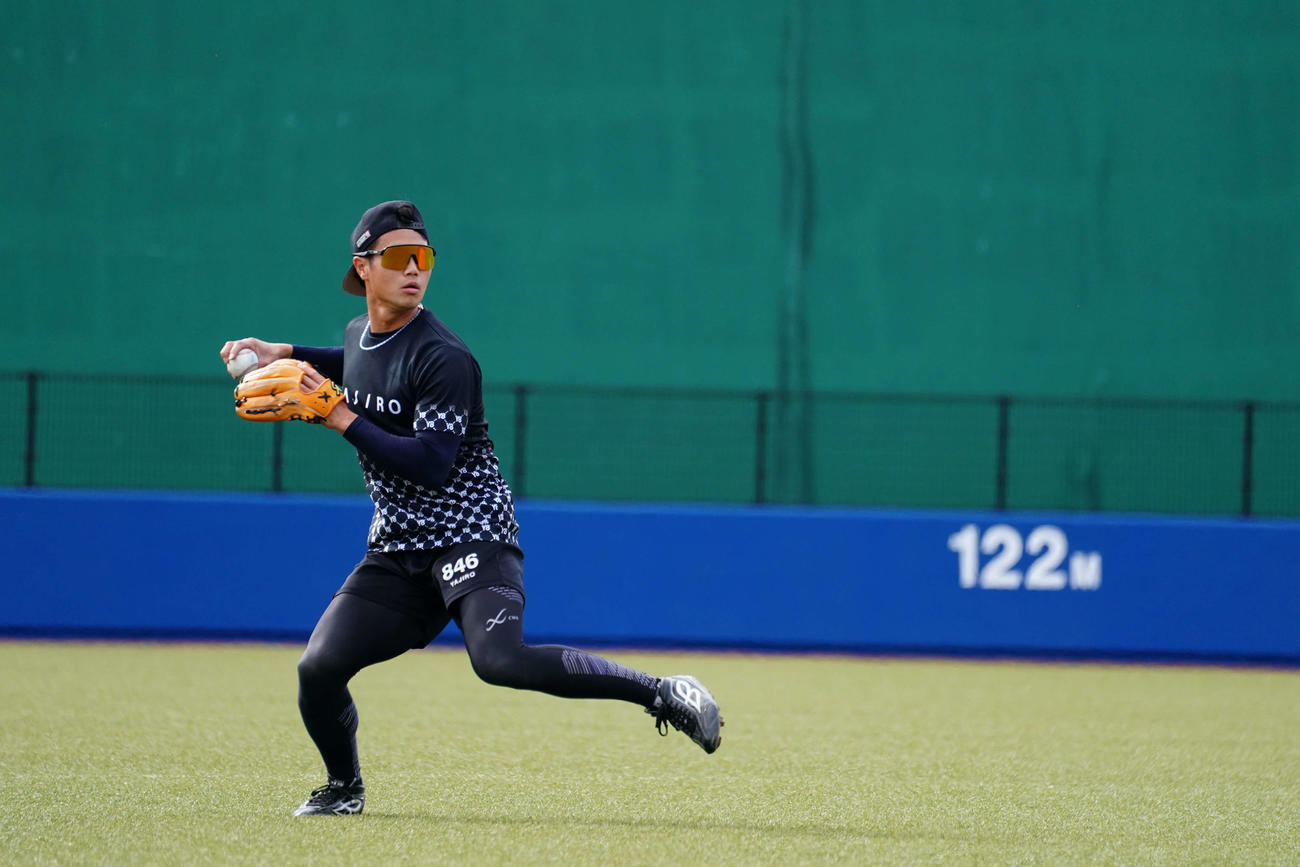ノックを受ける日本ハム細川（球団提供）