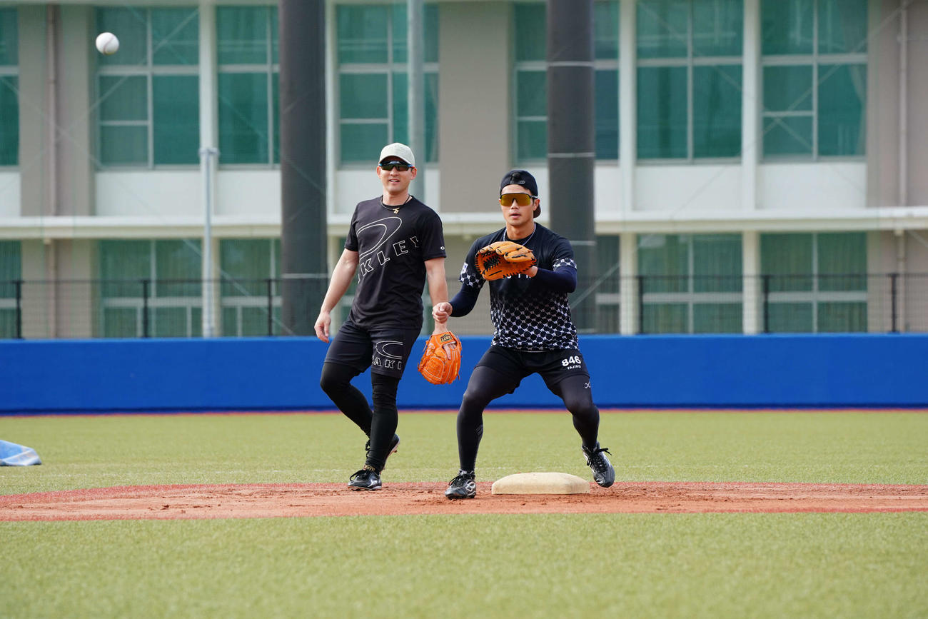 ノックを受ける日本ハム細川。左は杉谷（球団提供）