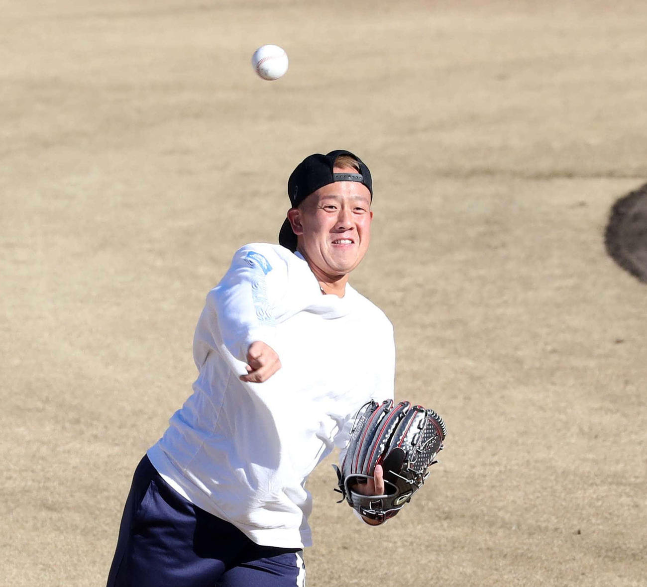 キャッチボールする日本ハム谷川（撮影・黒川智章）