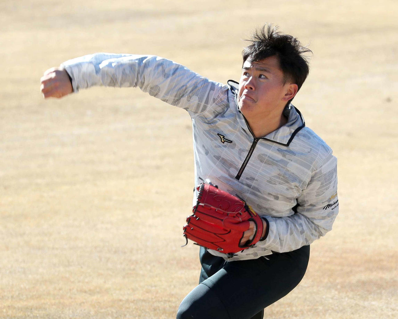 キャッチボールする日本ハム畔柳（撮影・黒川智章）
