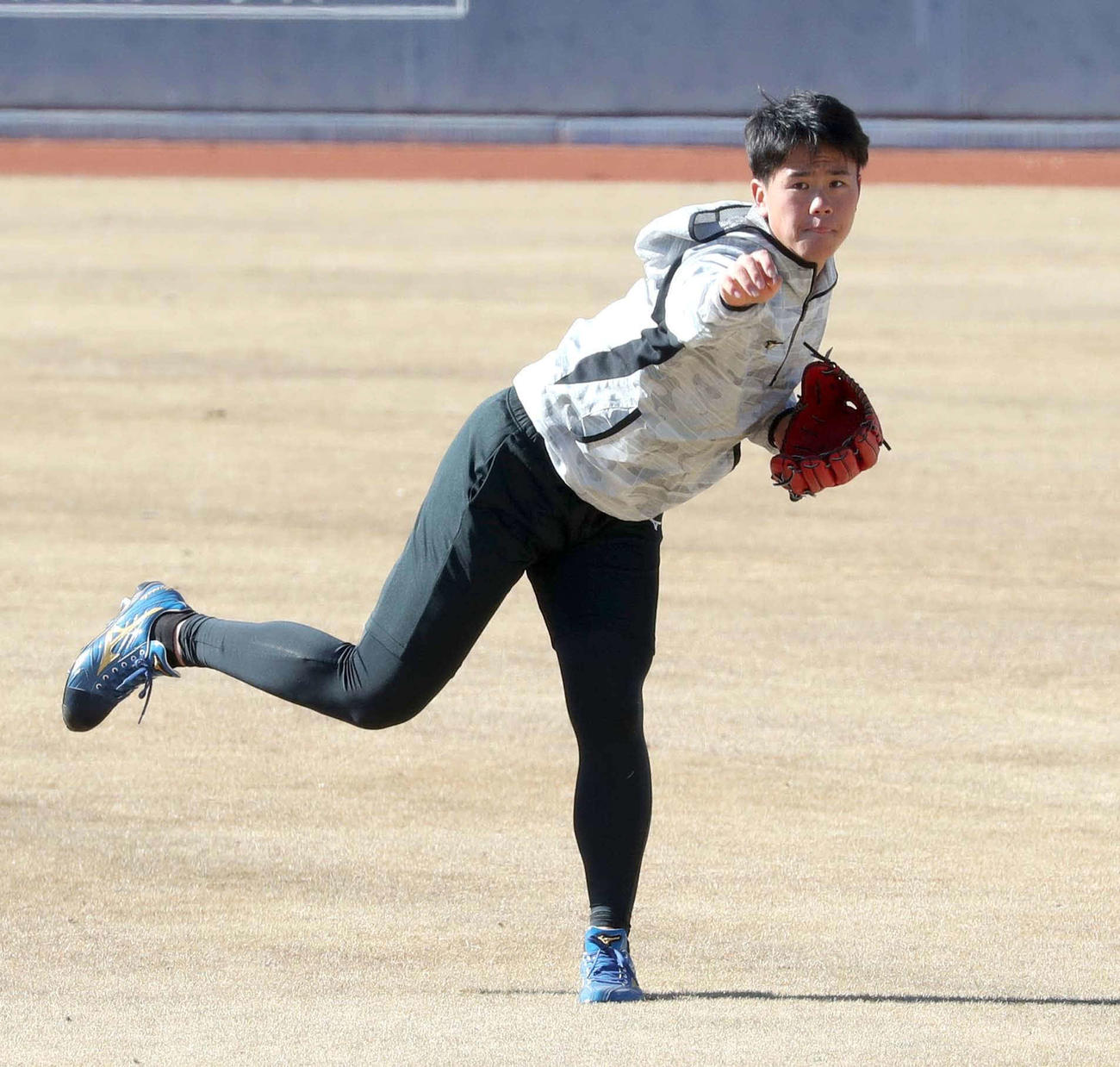 キャッチボールする日本ハム畔柳（撮影・黒川智章）